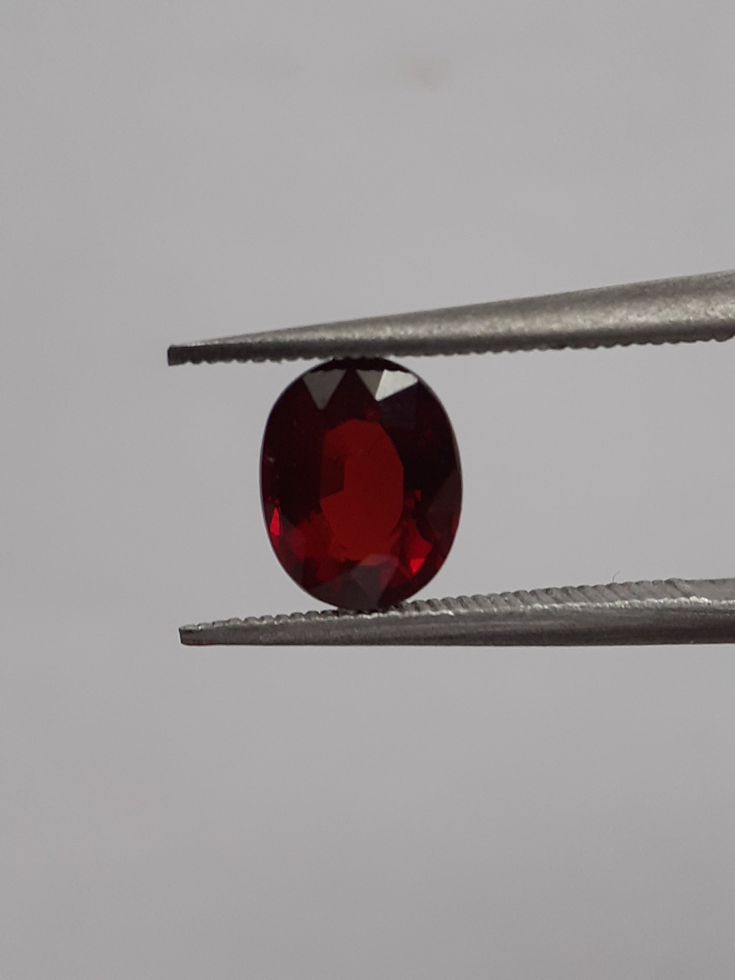 Natural red almandine Garnet - 1.163 ct - Oval - unheated - certified natural - Natural Gems Belgium