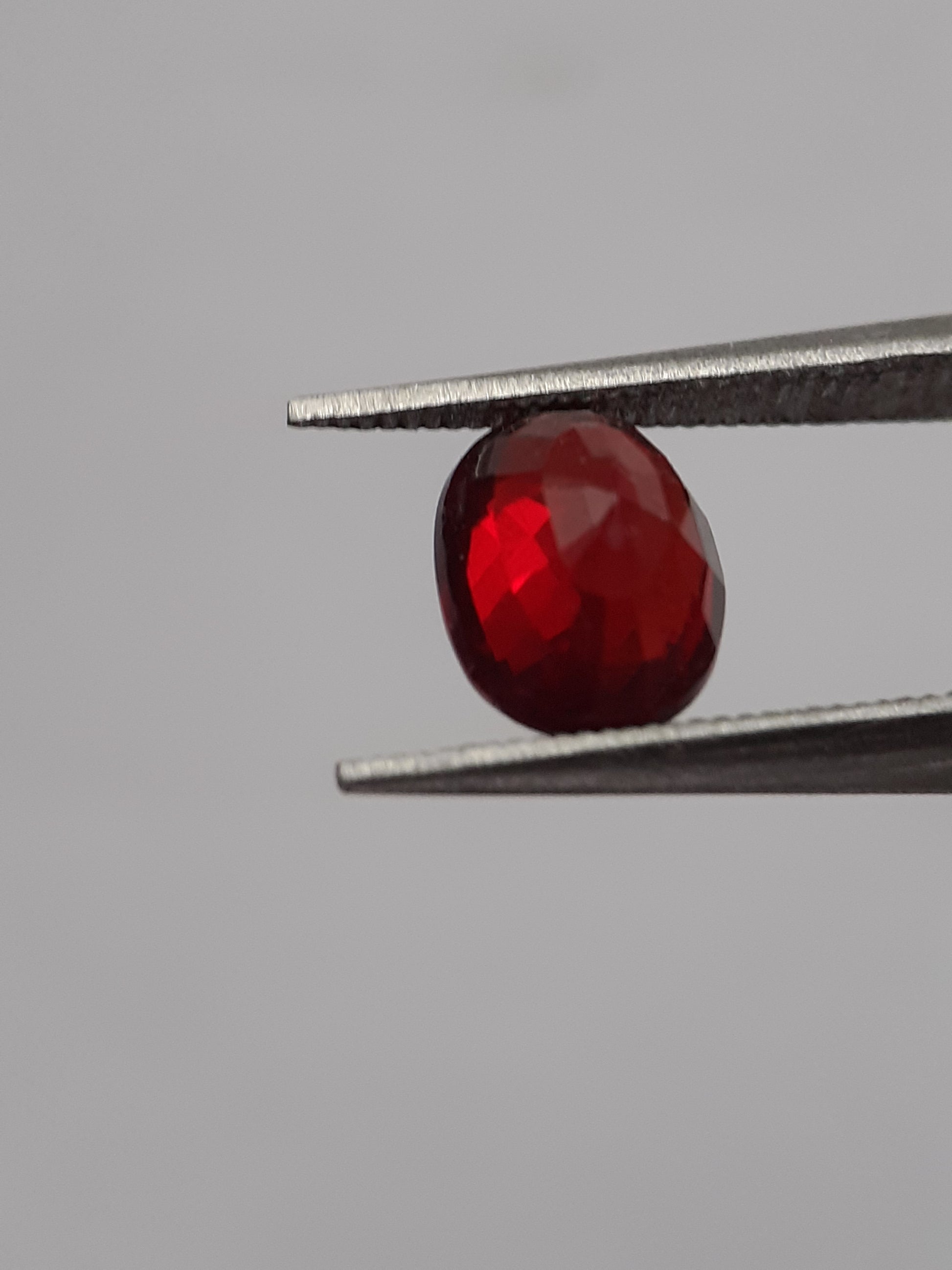 Natural red almandine Garnet - 1.163 ct - Oval - unheated - certified natural - Natural Gems Belgium