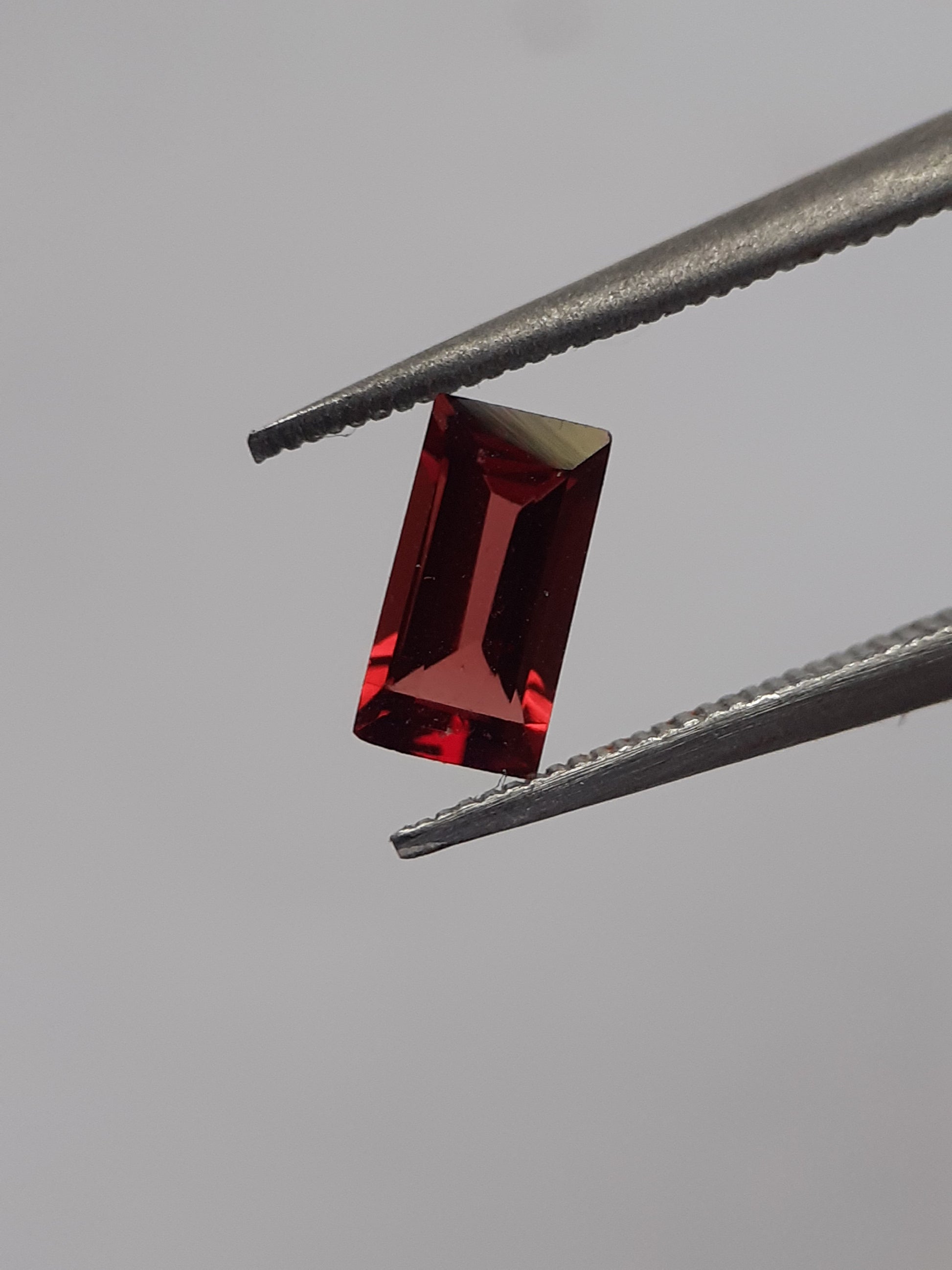 Natural red Rhodolite Garnet - 0.513 ct - baguette - unheated - certified natural - Natural Gems Belgium