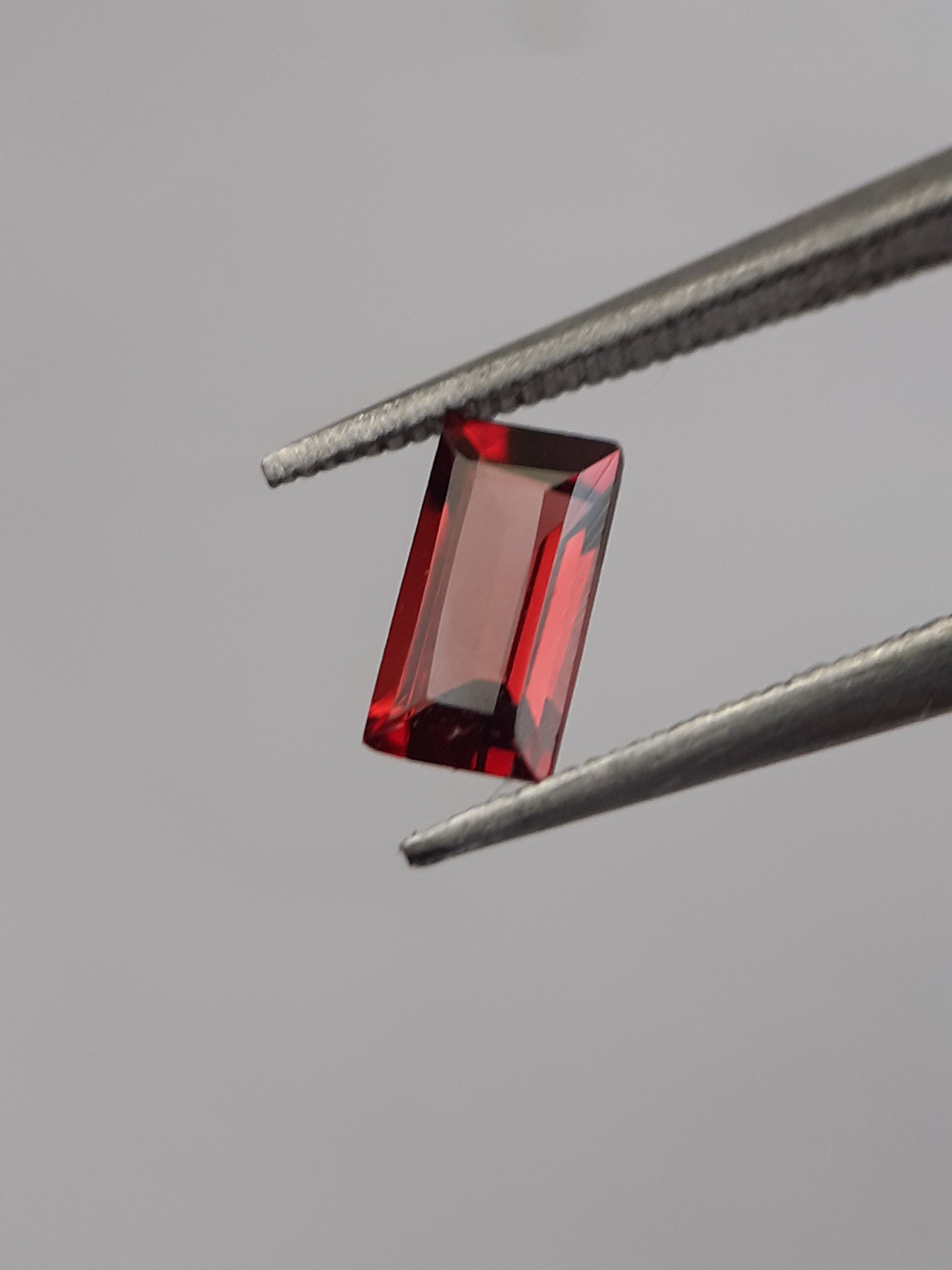 Natural red Rhodolite Garnet - 0.513 ct - baguette - unheated - certified natural - Natural Gems Belgium