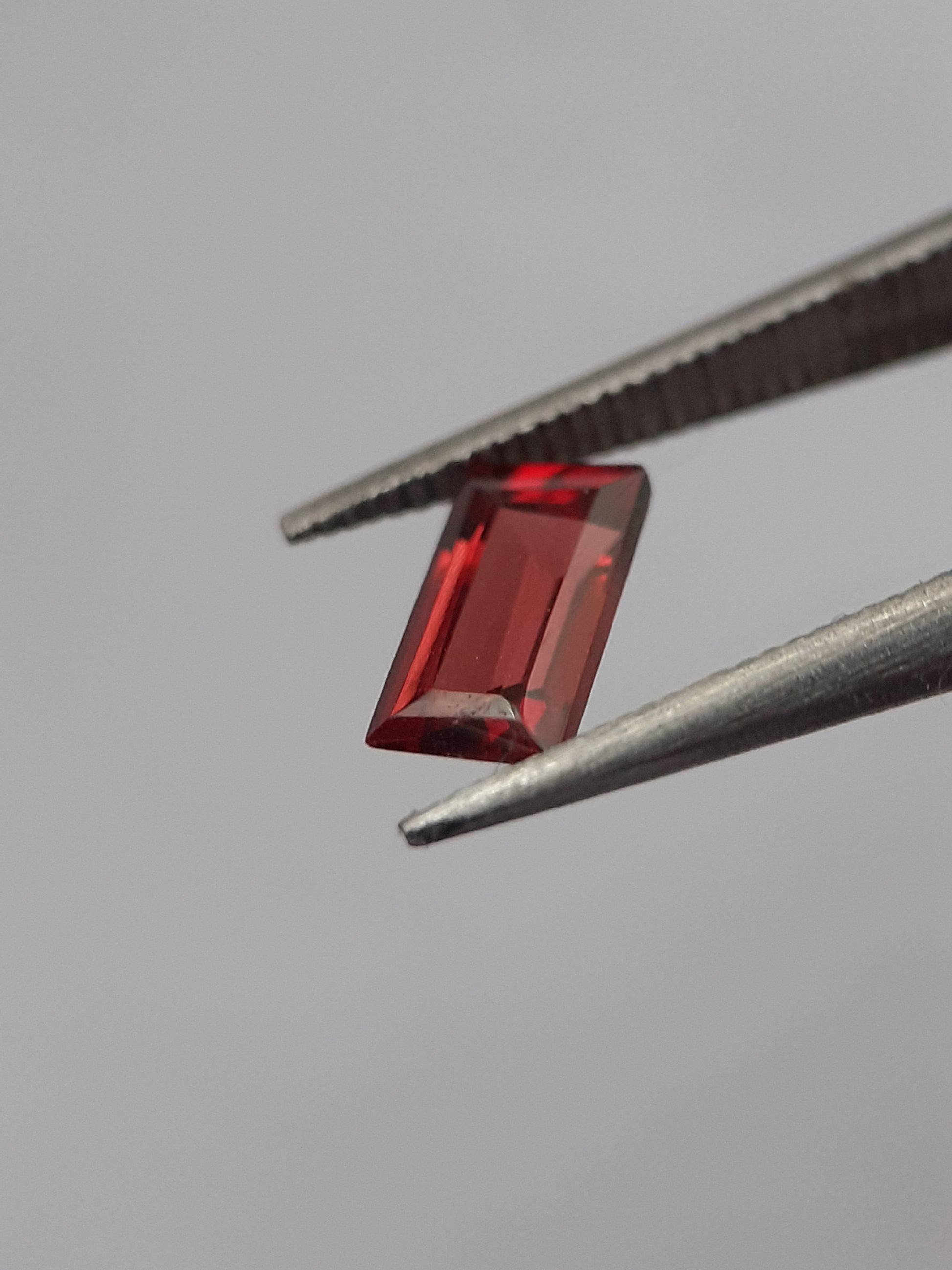 Natural red Rhodolite Garnet - 0.513 ct - baguette - unheated - certified natural - Natural Gems Belgium