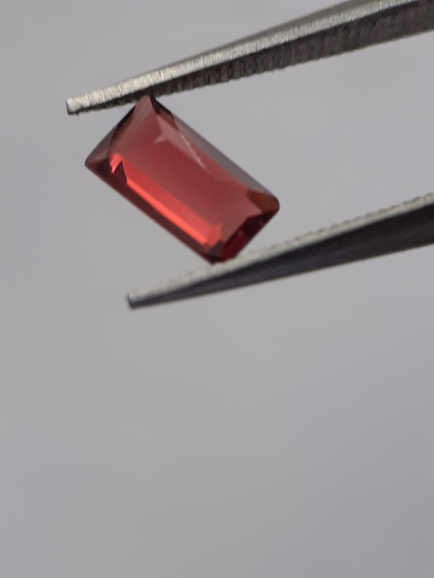 Natural red Rhodolite Garnet - 0.513 ct - baguette - unheated - certified natural - Natural Gems Belgium