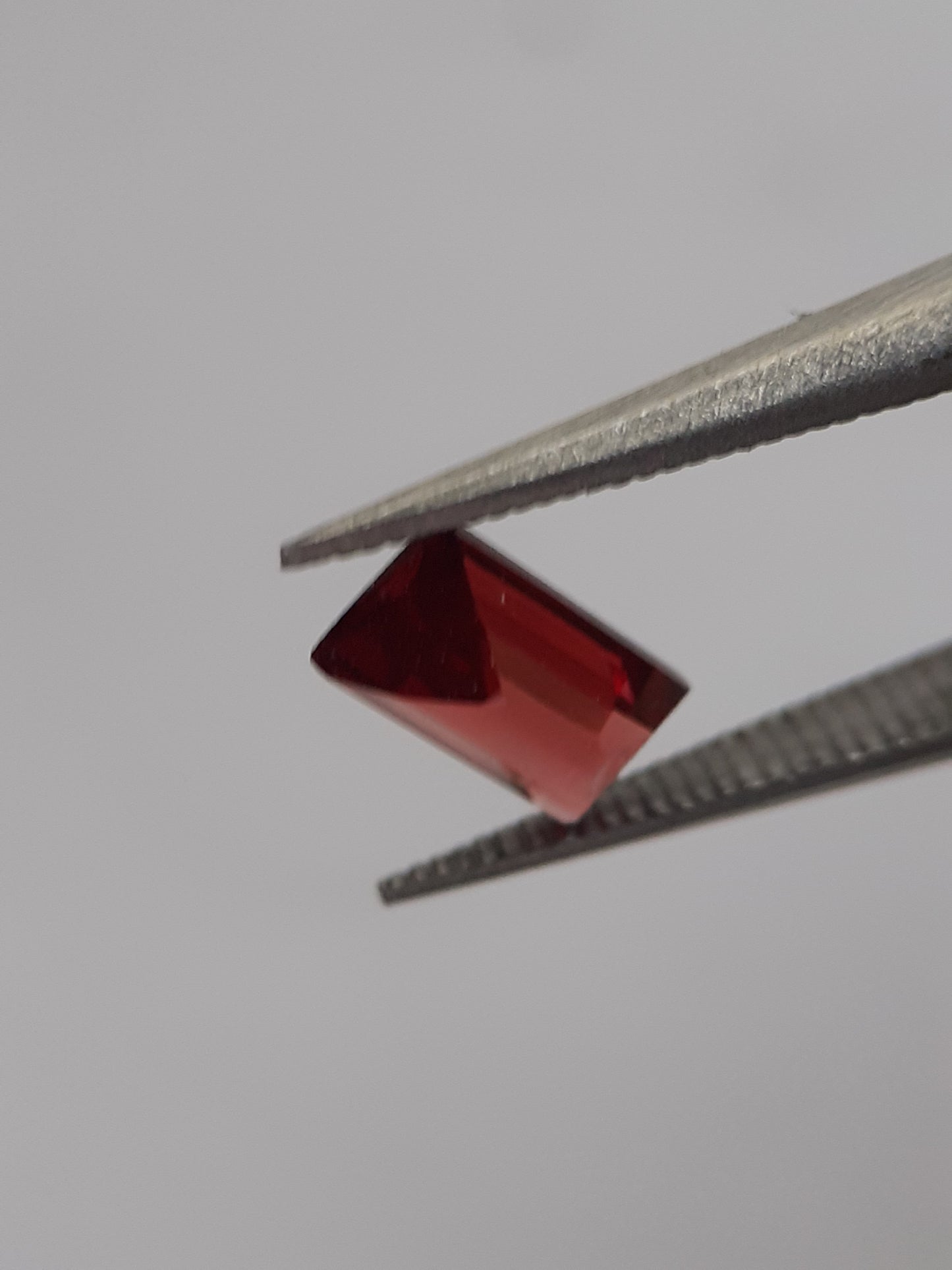 Natural red Rhodolite Garnet - 0.513 ct - baguette - unheated - certified natural - Natural Gems Belgium