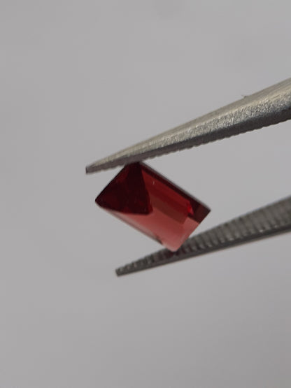 Natural red Rhodolite Garnet - 0.513 ct - baguette - unheated - certified natural - Natural Gems Belgium