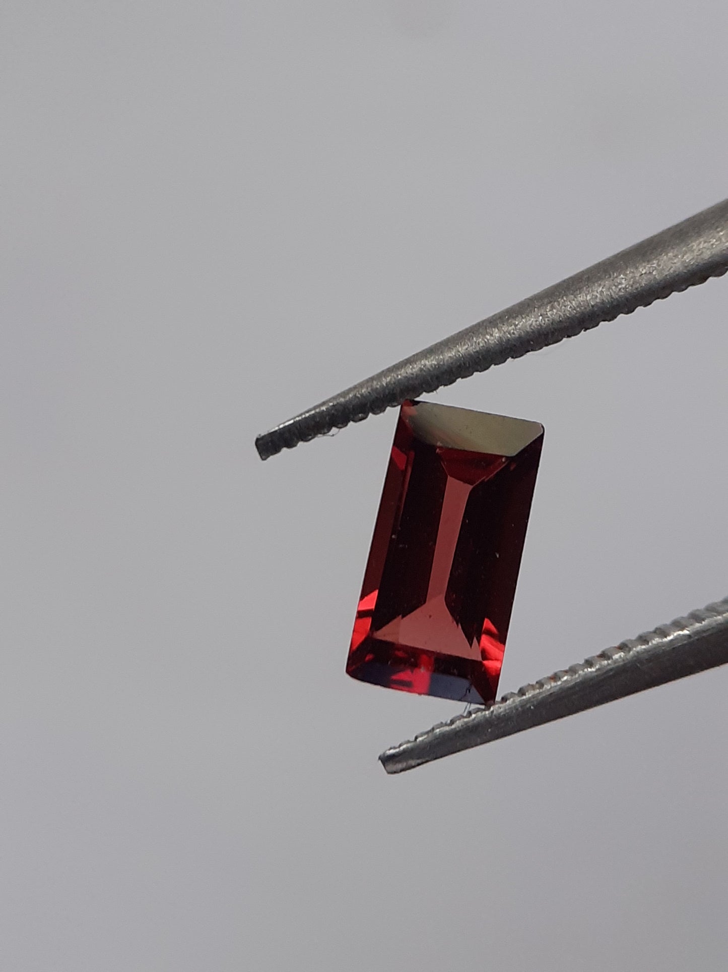 Natural red Rhodolite Garnet - 0.513 ct - baguette - unheated - certified natural - Natural Gems Belgium