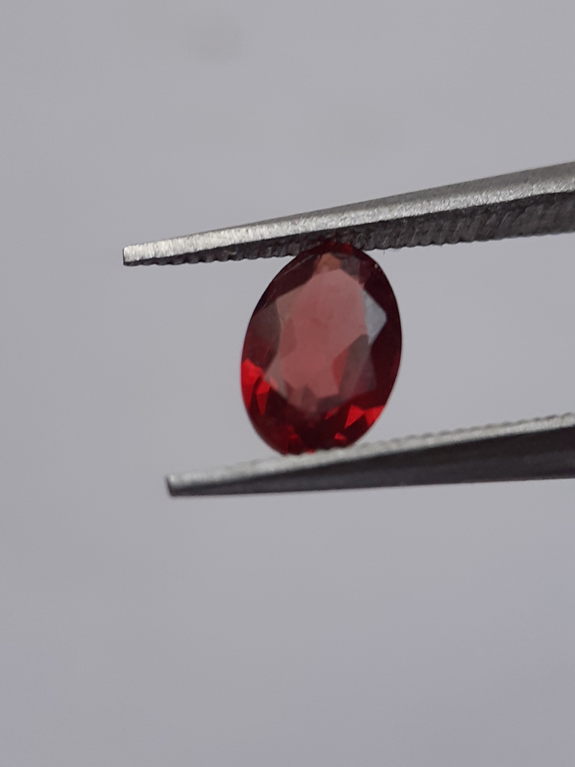 Natural red Rhodolite Garnet - 0.464 ct - oval - unheated - certified natural - Natural Gems Belgium