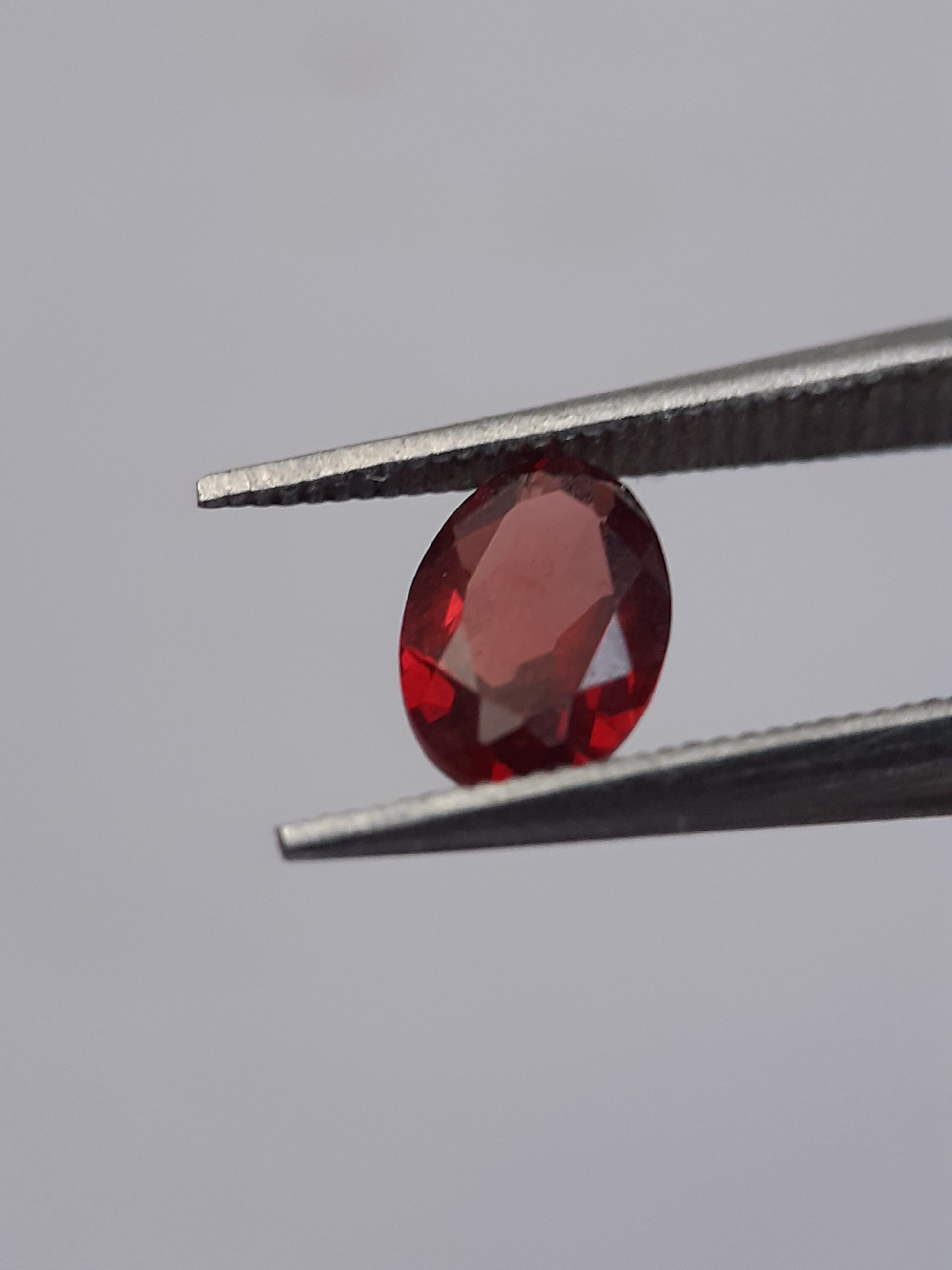 Natural red Rhodolite Garnet - 0.464 ct - oval - unheated - certified natural - Natural Gems Belgium