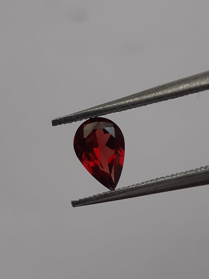 Natural red Rhodolite Garnet - 0.425 ct - pear - unheated - certified natural - excellent - Natural Gems Belgium