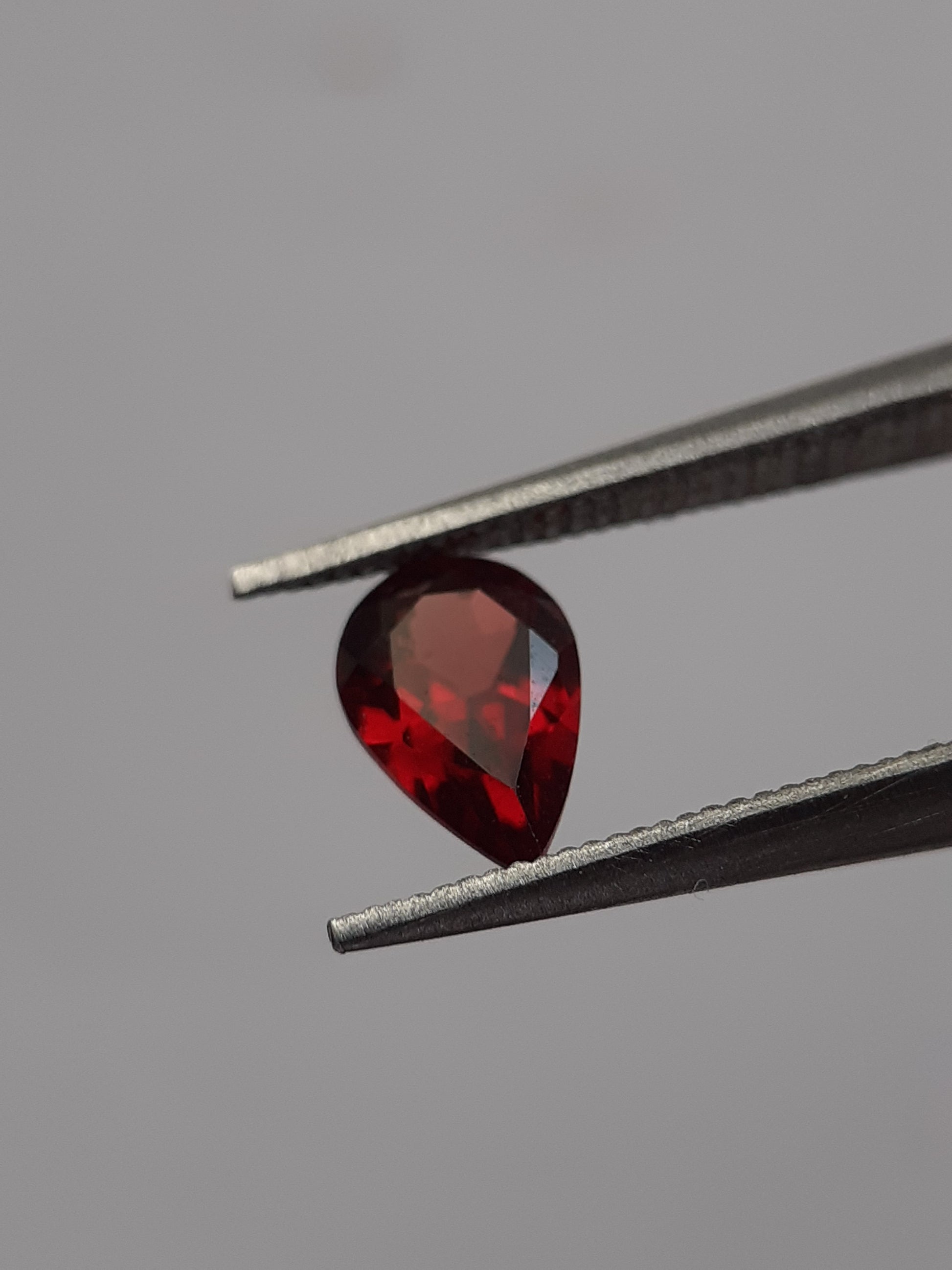 Natural red Rhodolite Garnet - 0.425 ct - pear - unheated - certified natural - excellent - Natural Gems Belgium