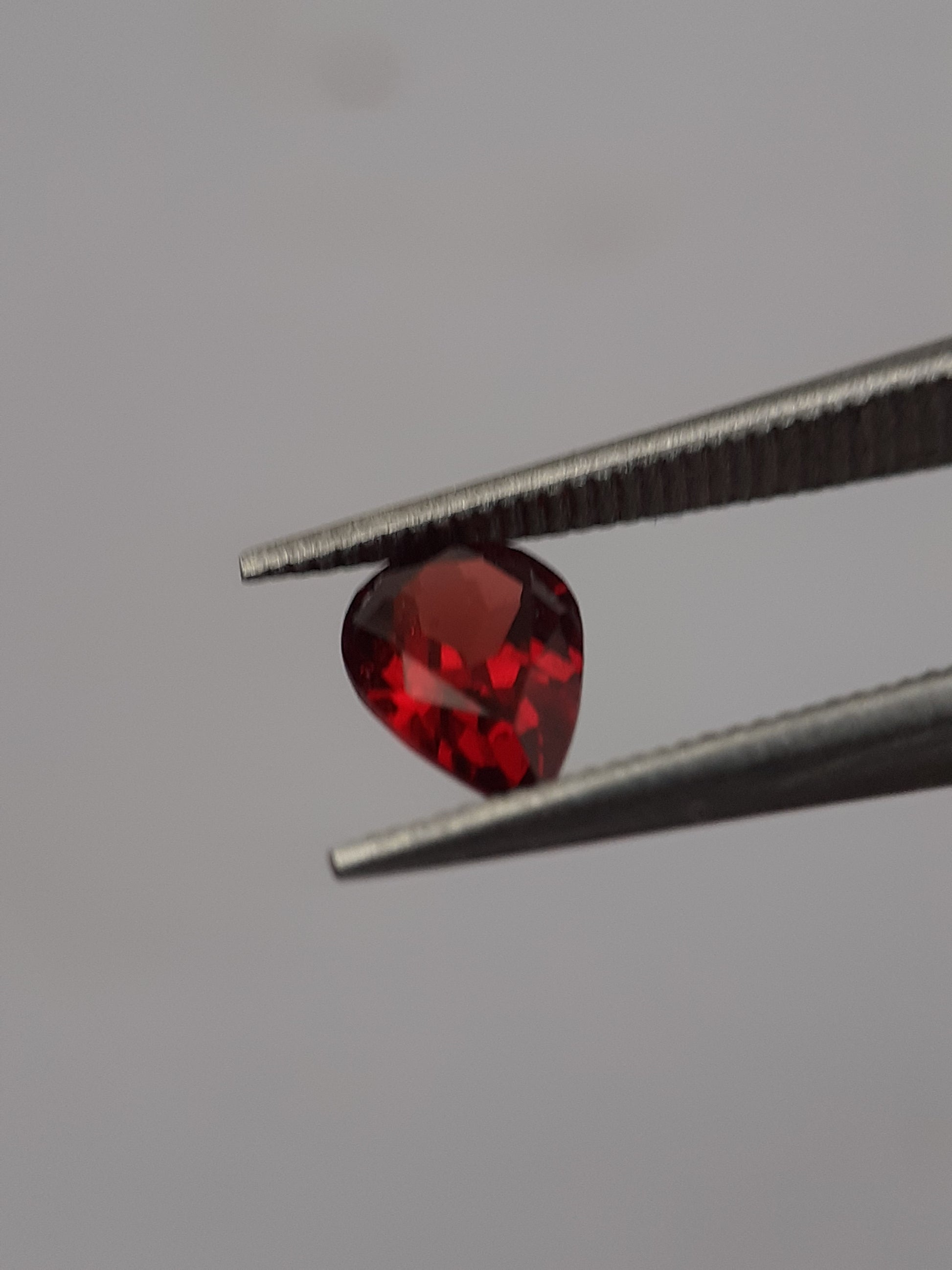 Natural red Rhodolite Garnet - 0.425 ct - pear - unheated - certified natural - excellent - Natural Gems Belgium