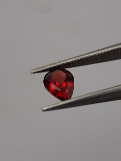 Natural red Rhodolite Garnet - 0.425 ct - pear - unheated - certified natural - excellent - Natural Gems Belgium