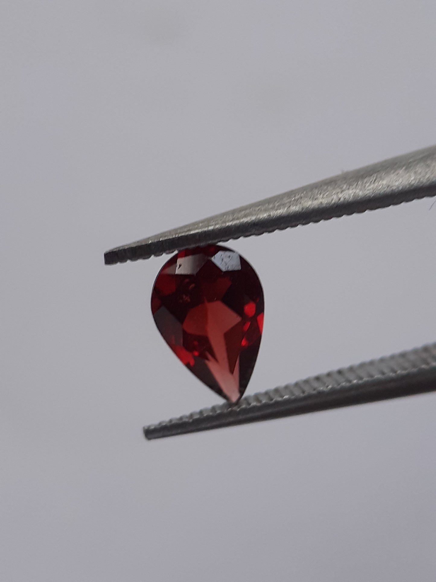 Natural red Rhodolite Garnet - 0.425 ct - pear - unheated - certified natural - excellent - Natural Gems Belgium