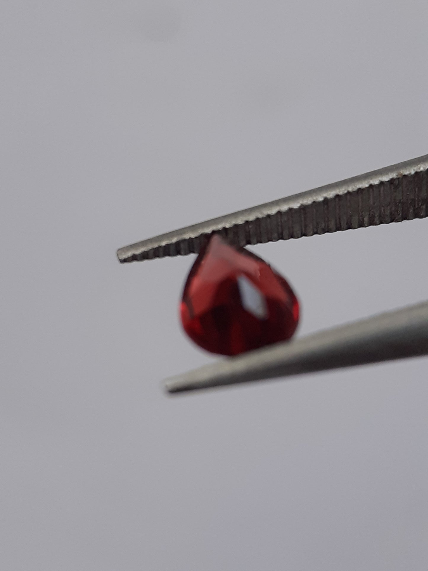 Natural red Rhodolite Garnet - 0.425 ct - pear - unheated - certified natural - excellent - Natural Gems Belgium