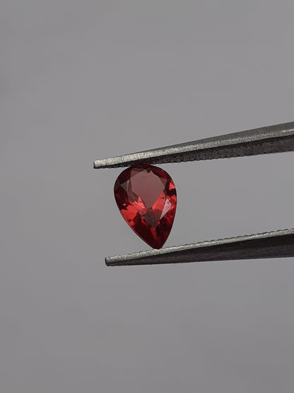 Natural red Rhodolite Garnet - 0.424 ct - pear - unheated - certified natural - Natural Gems Belgium