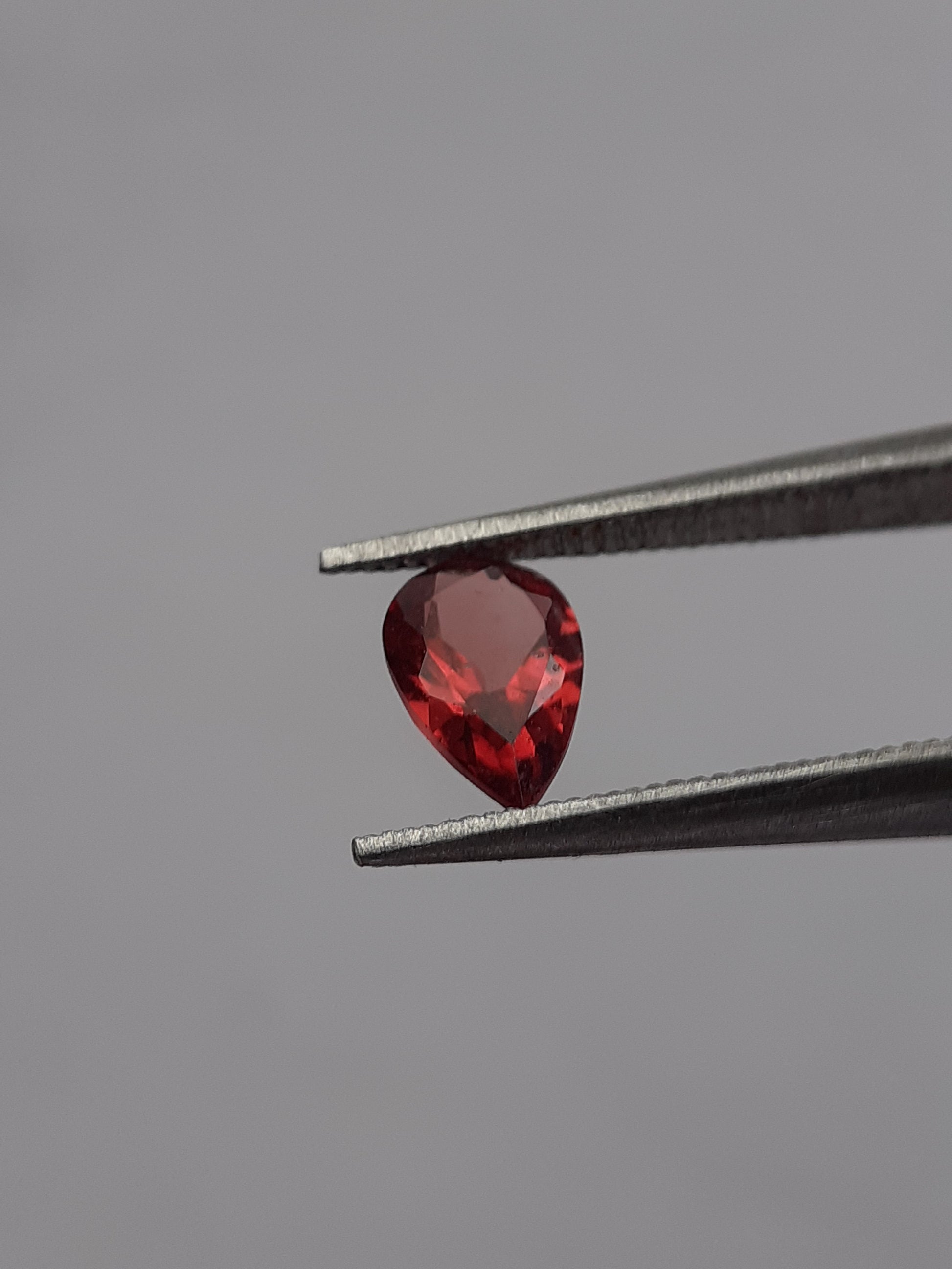 Natural red Rhodolite Garnet - 0.424 ct - pear - unheated - certified natural - Natural Gems Belgium