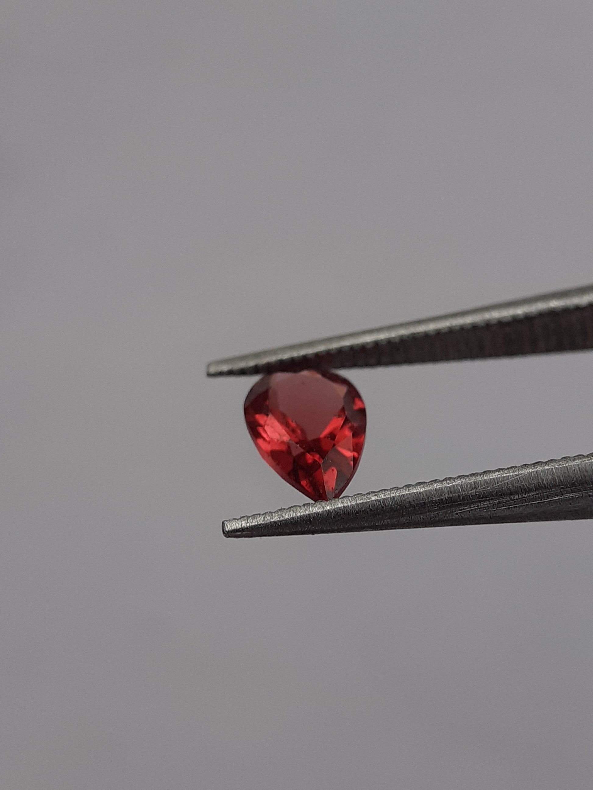 Natural red Rhodolite Garnet - 0.424 ct - pear - unheated - certified natural - Natural Gems Belgium