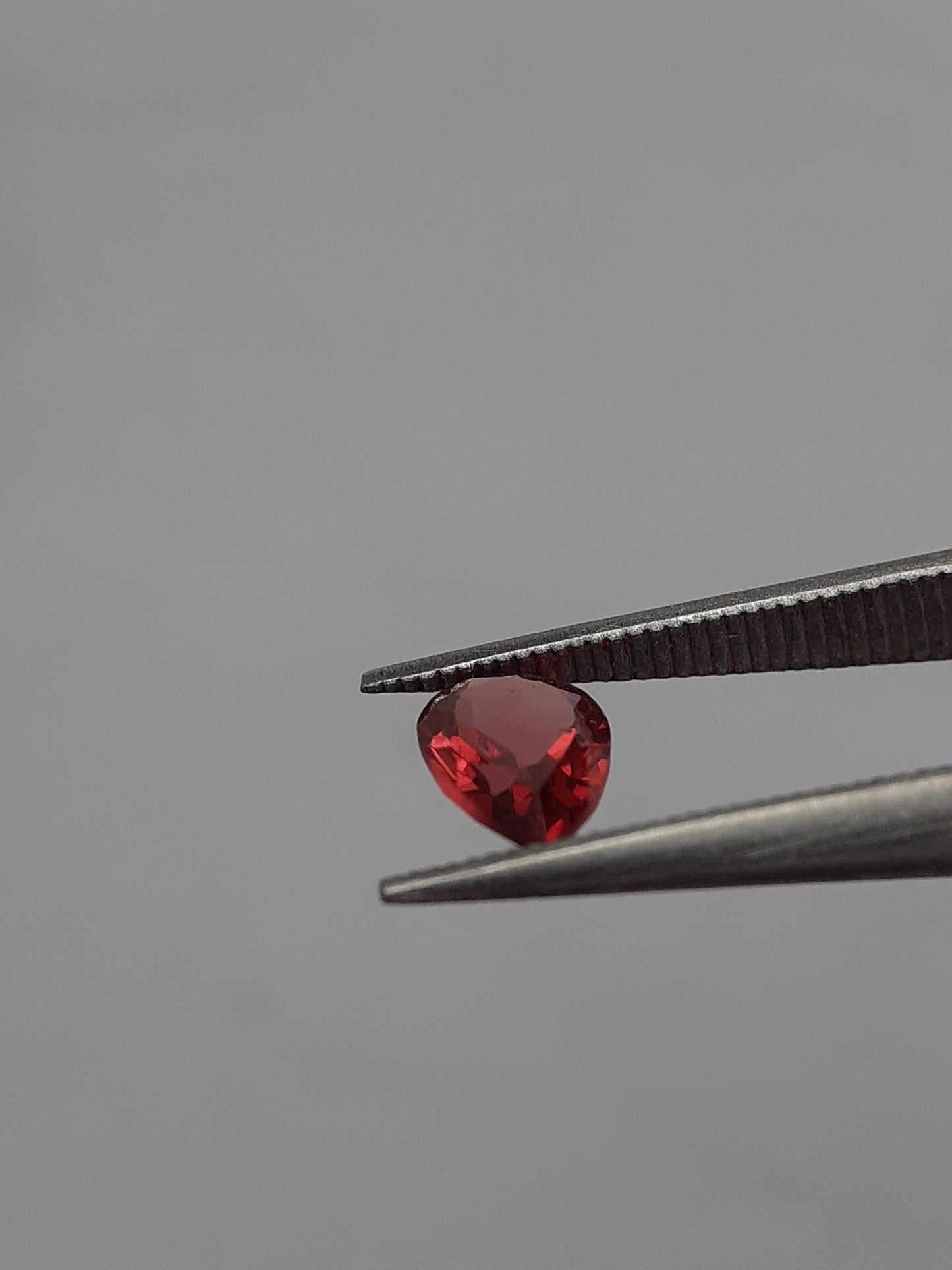 Natural red Rhodolite Garnet - 0.424 ct - pear - unheated - certified natural - Natural Gems Belgium