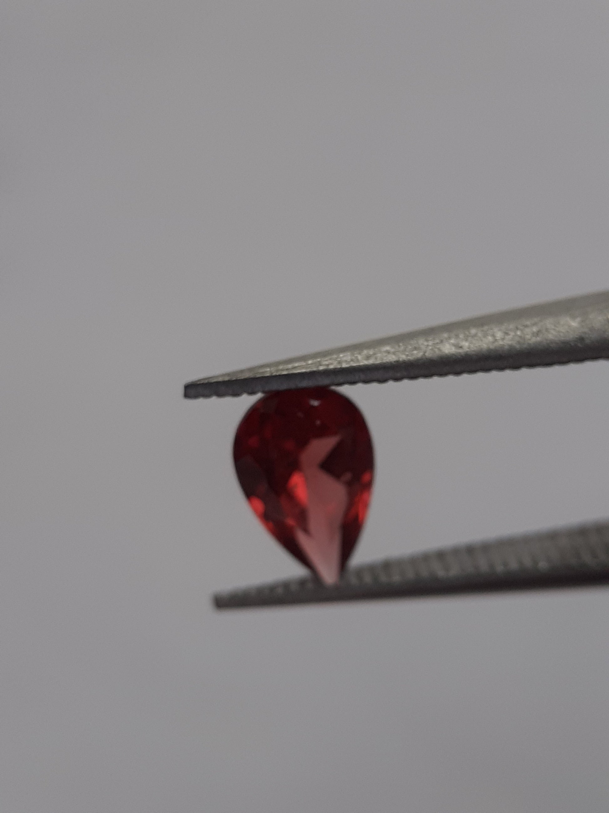 Natural red Rhodolite Garnet - 0.424 ct - pear - unheated - certified natural - Natural Gems Belgium