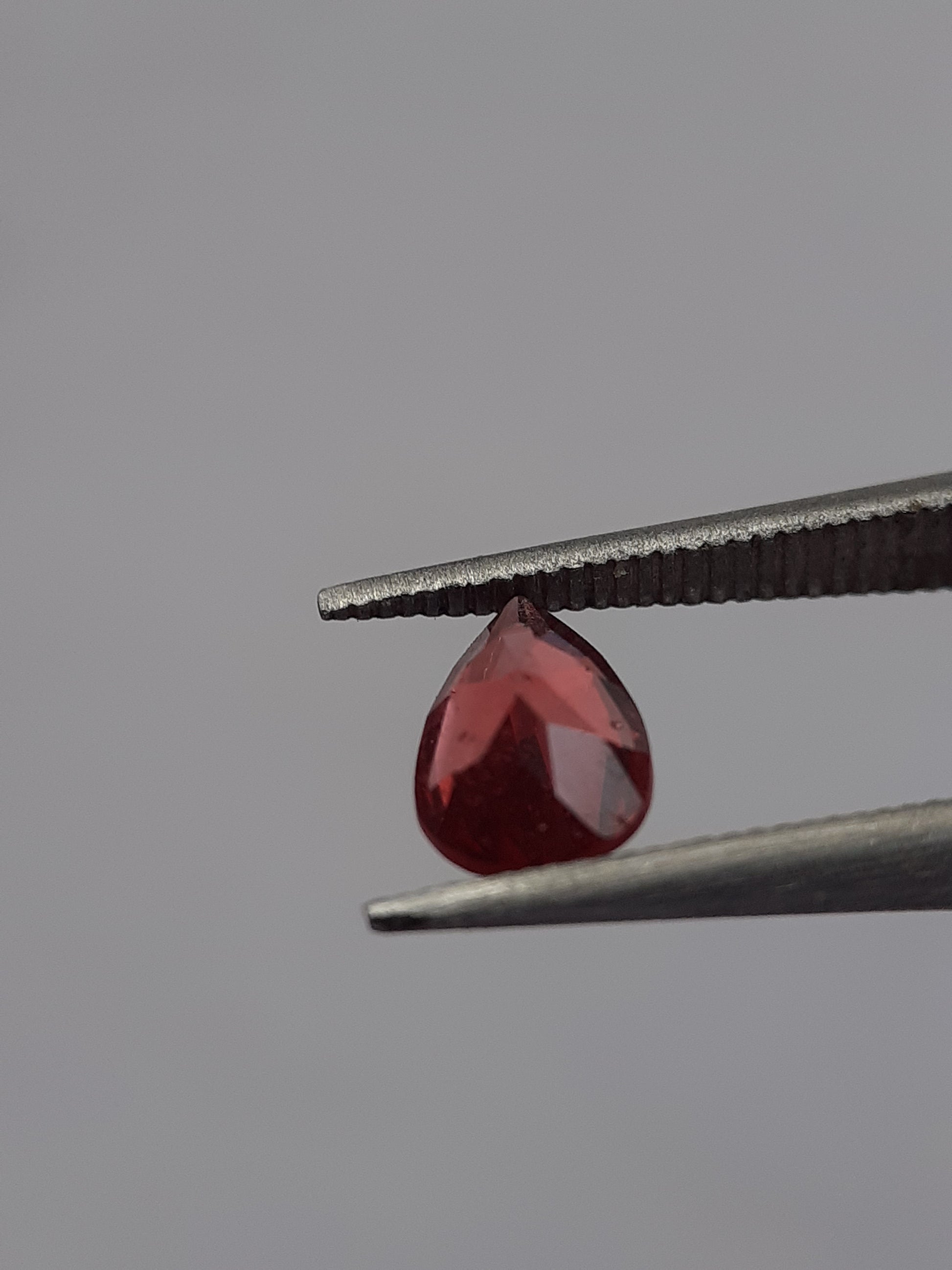 Natural red Rhodolite Garnet - 0.424 ct - pear - unheated - certified natural - Natural Gems Belgium