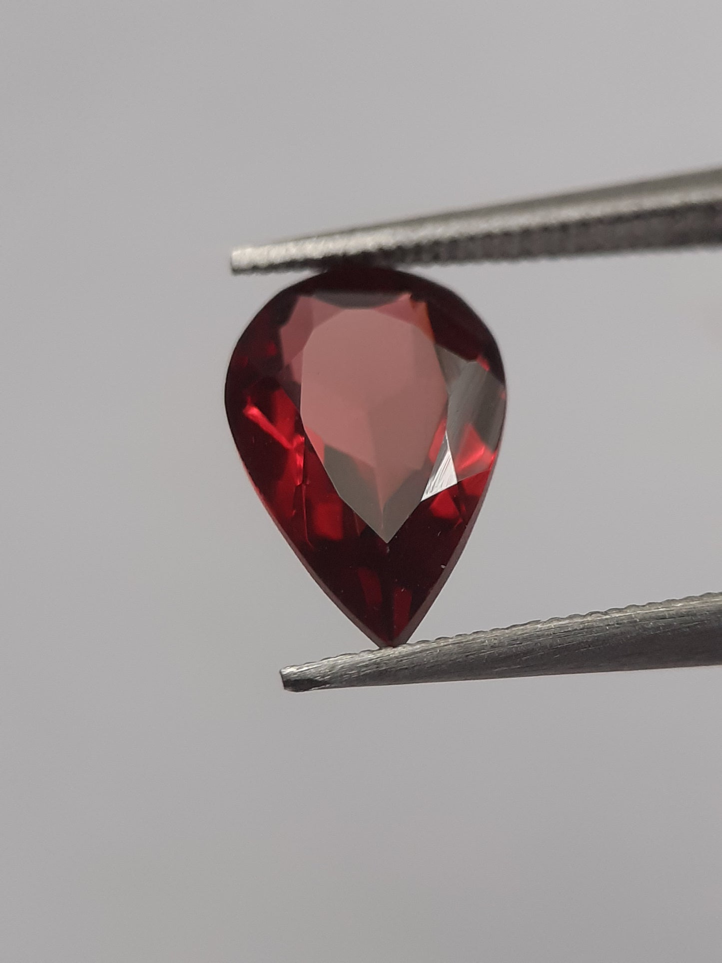 Natural red Rhodolite Garnet - 1.458 ct - pear - unheated - certified natural - Natural Gems Belgium