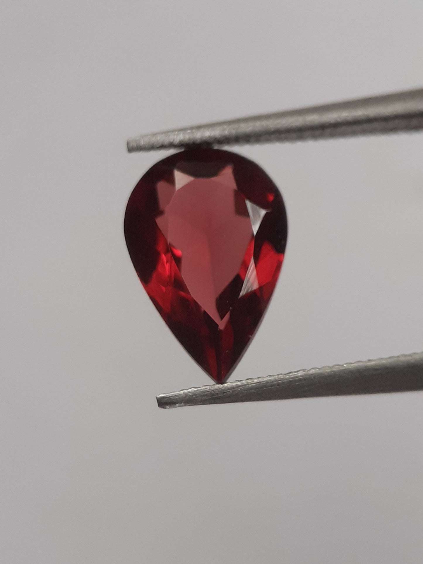 Natural red Rhodolite Garnet - 1.458 ct - pear - unheated - certified natural - Natural Gems Belgium