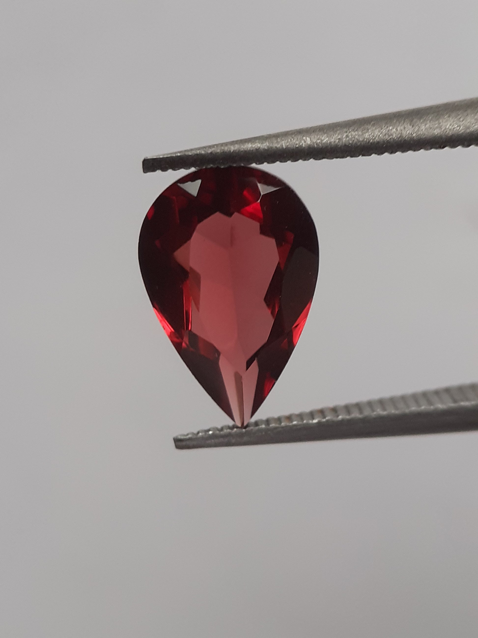 Natural red Rhodolite Garnet - 1.458 ct - pear - unheated - certified natural - Natural Gems Belgium