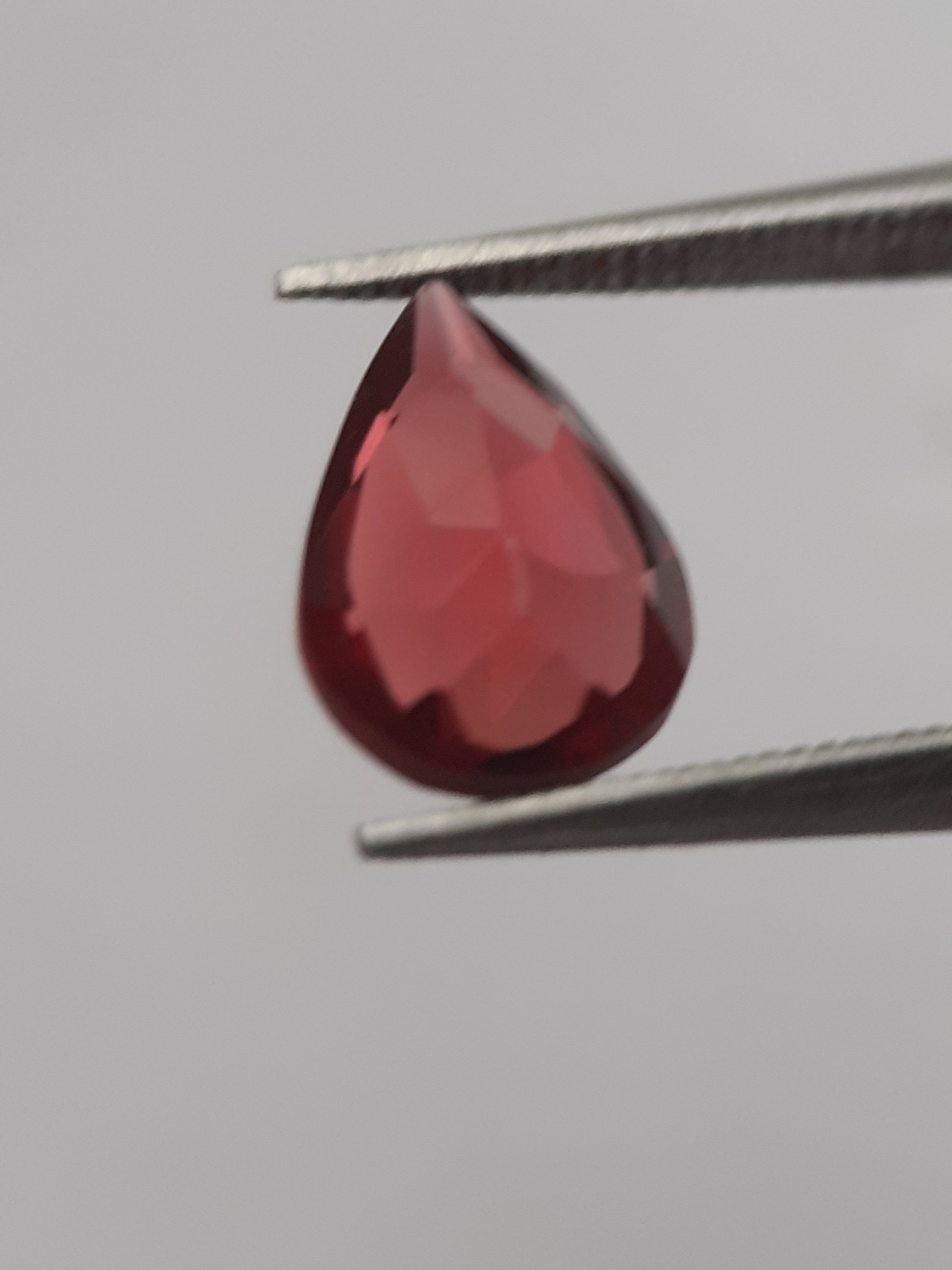 Natural red Rhodolite Garnet - 1.458 ct - pear - unheated - certified natural - Natural Gems Belgium