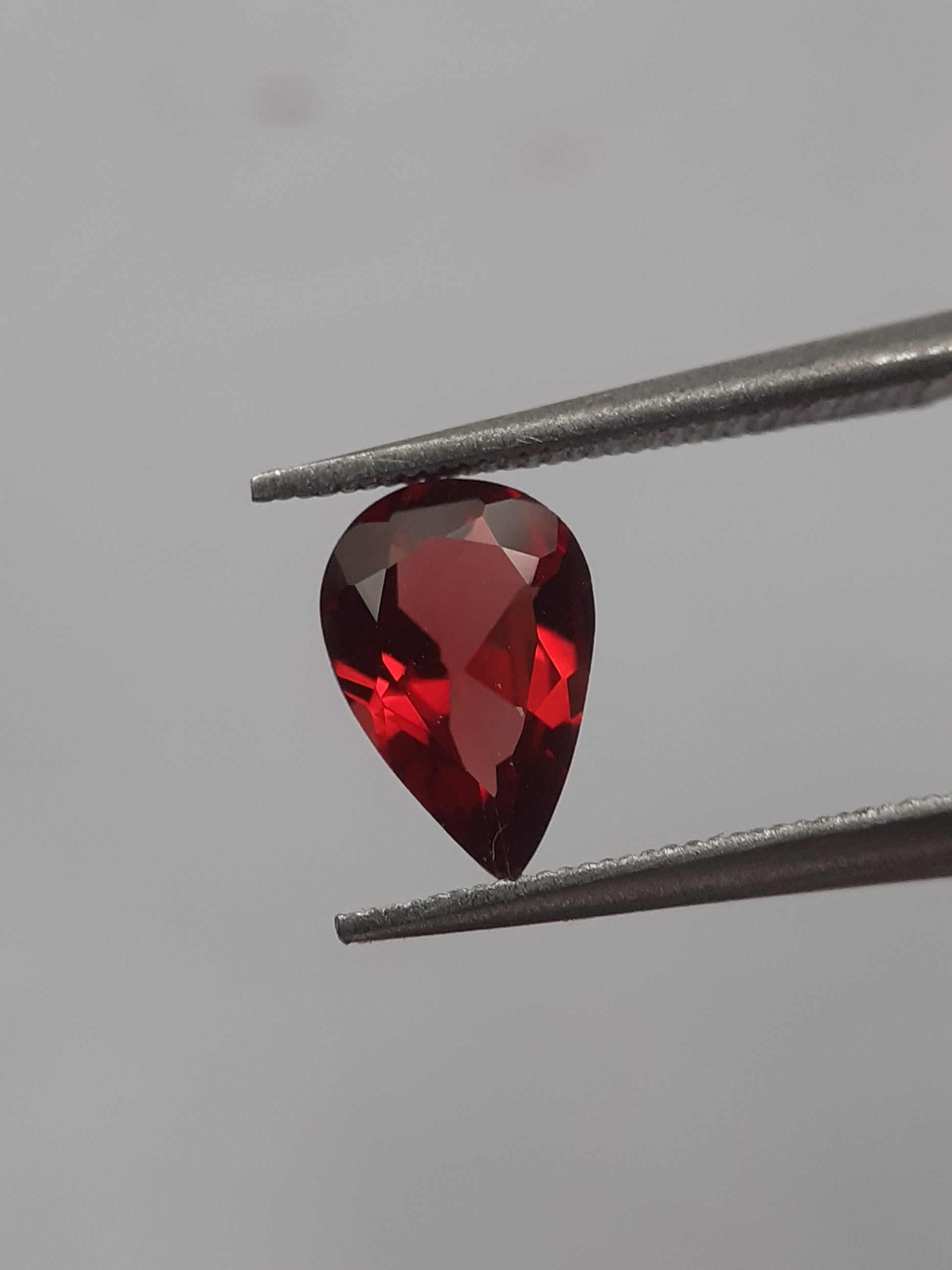 Natural red Rhodolite Garnet - 0.904 ct - pear - unheated - certified natural - Natural Gems Belgium