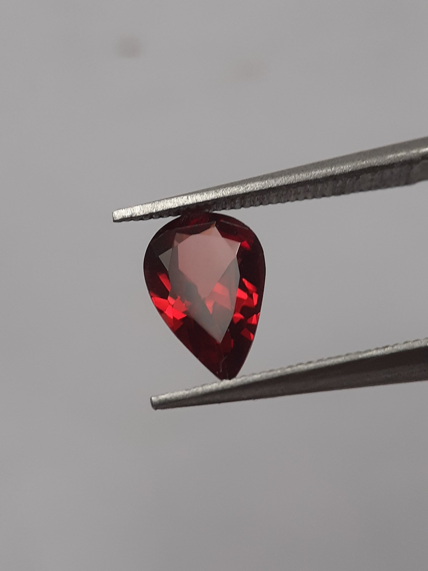 Natural red Rhodolite Garnet - 0.904 ct - pear - unheated - certified natural - Natural Gems Belgium