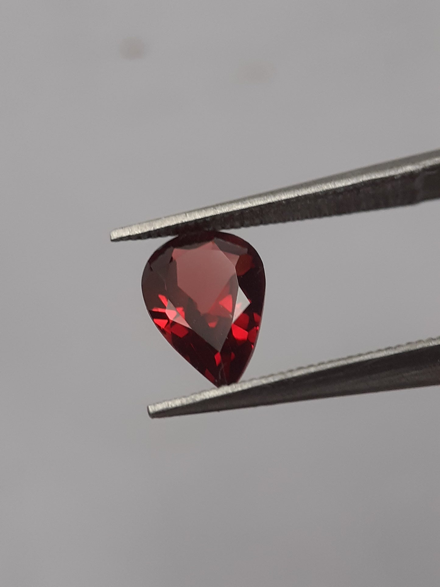 Natural red Rhodolite Garnet - 0.904 ct - pear - unheated - certified natural - Natural Gems Belgium