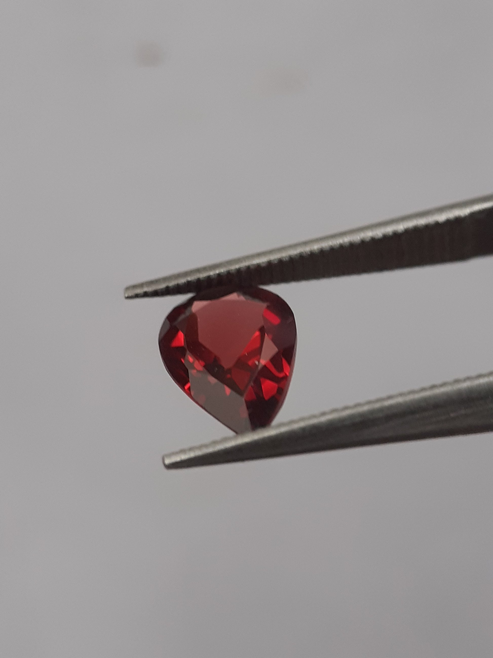 Natural red Rhodolite Garnet - 0.904 ct - pear - unheated - certified natural - Natural Gems Belgium