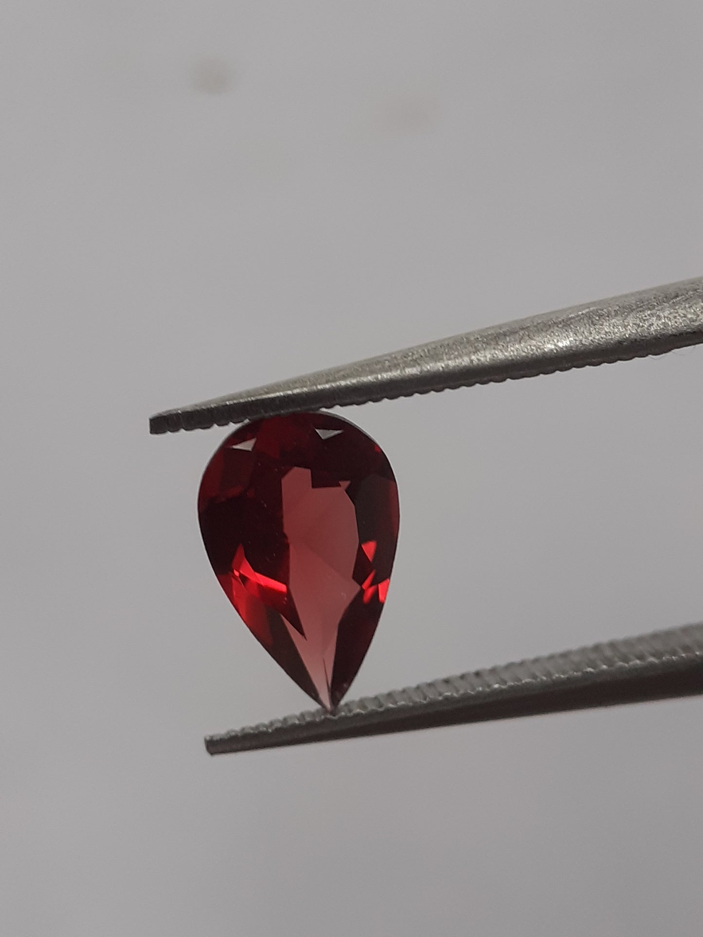 Natural red Rhodolite Garnet - 0.904 ct - pear - unheated - certified natural - Natural Gems Belgium