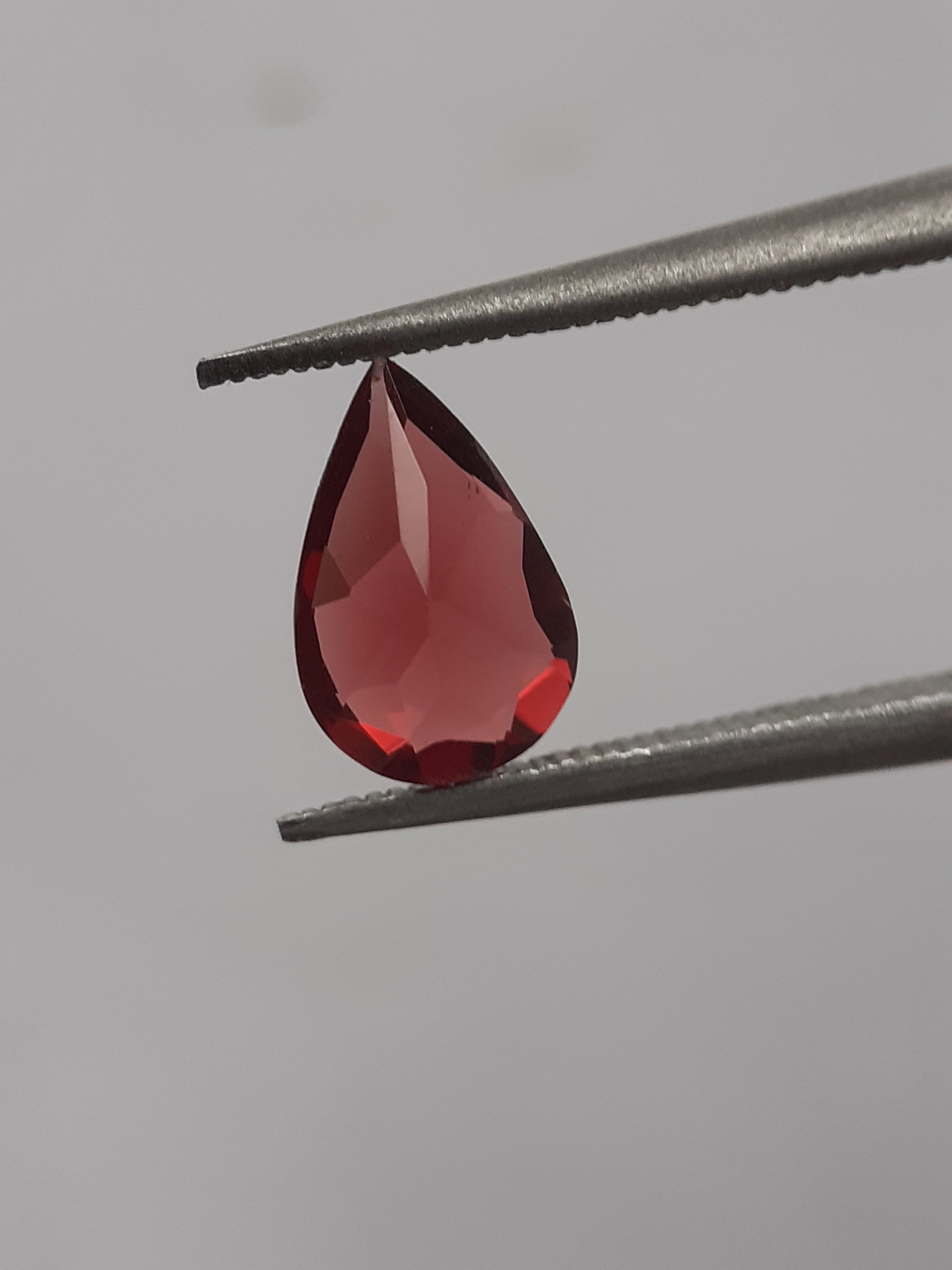 Natural red Rhodolite Garnet - 0.904 ct - pear - unheated - certified natural - Natural Gems Belgium