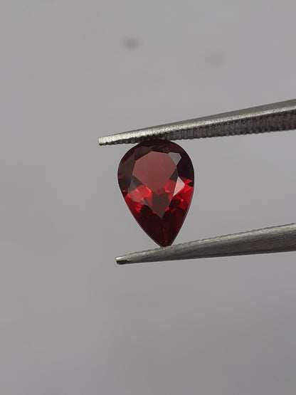 Natural red Rhodolite Garnet - 0.939 ct - pear - unheated - certified natural - Natural Gems Belgium