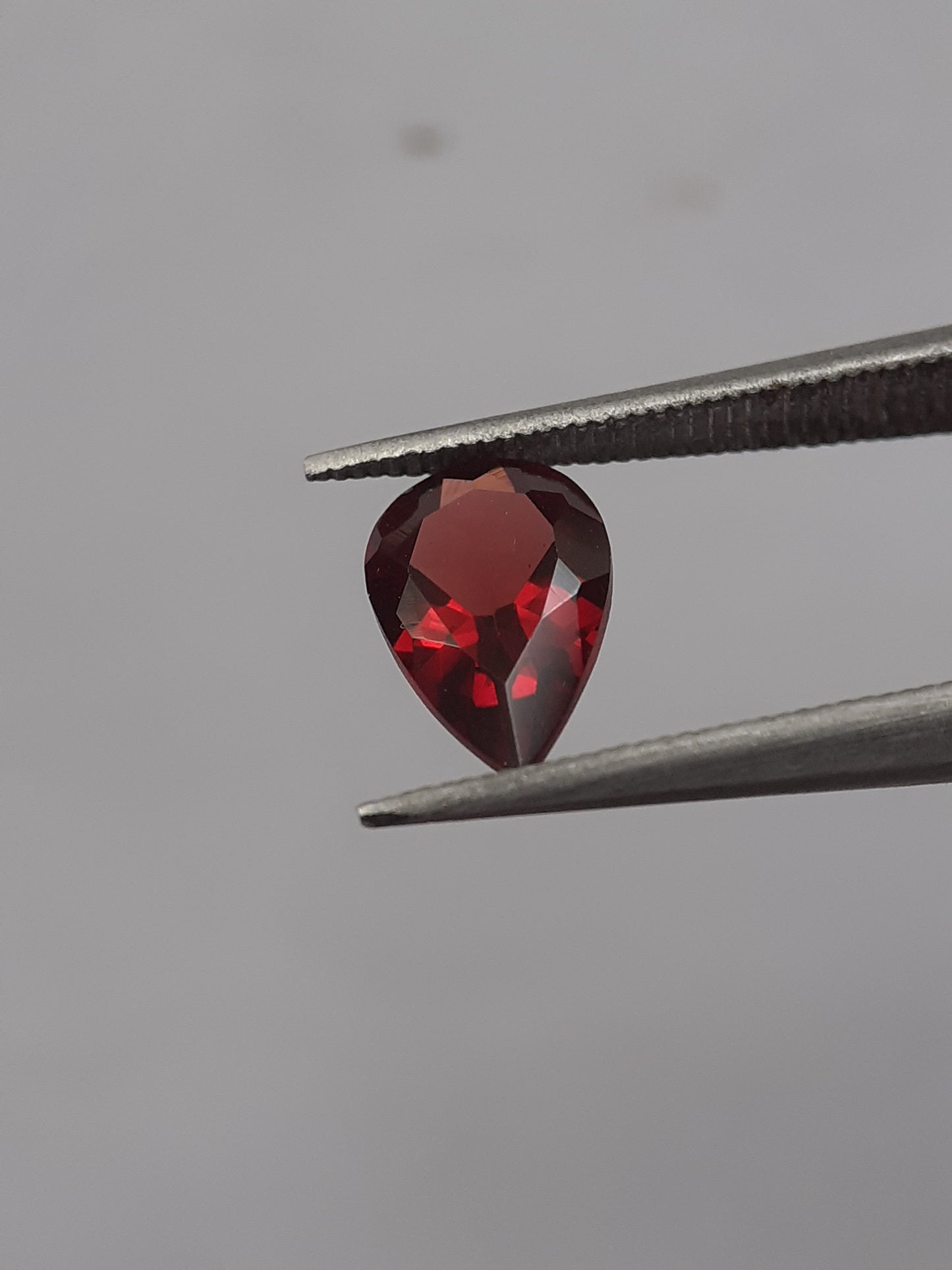 Natural red Rhodolite Garnet - 0.939 ct - pear - unheated - certified natural - Natural Gems Belgium