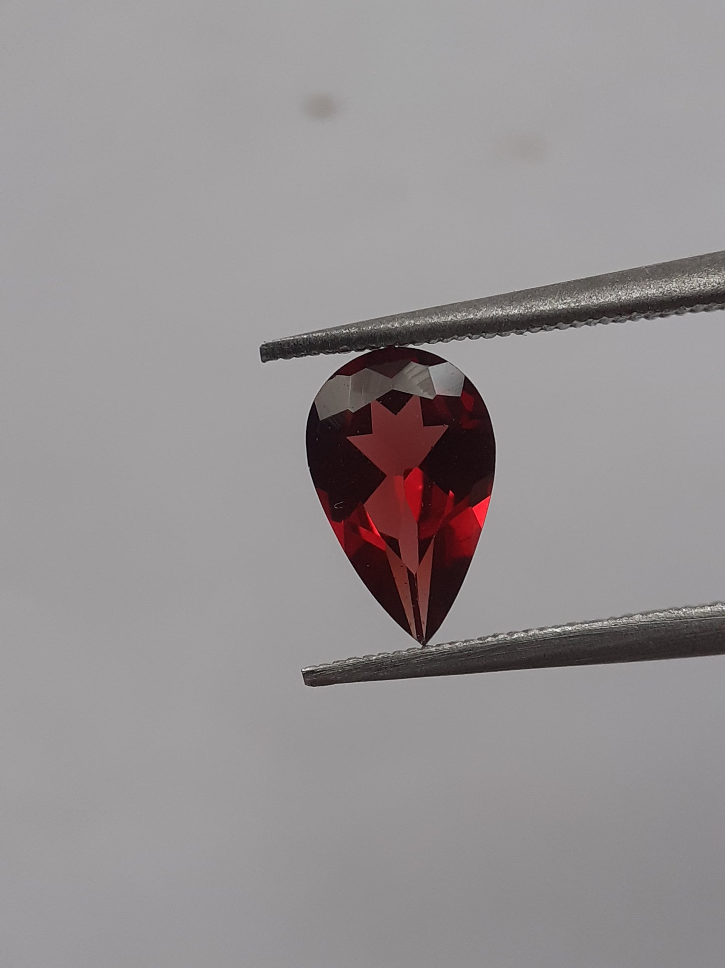 Natural red Rhodolite Garnet - 0.939 ct - pear - unheated - certified natural - Natural Gems Belgium