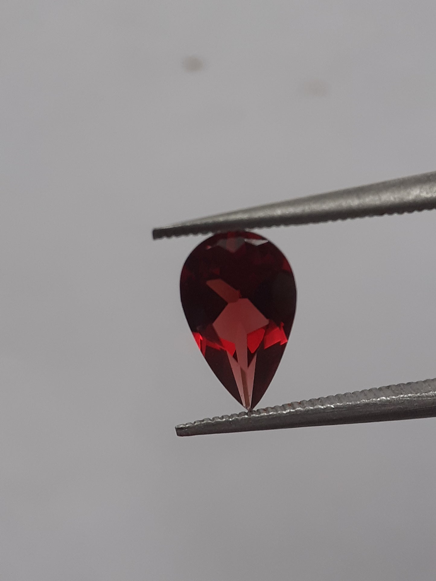 Natural red Rhodolite Garnet - 0.939 ct - pear - unheated - certified natural - Natural Gems Belgium