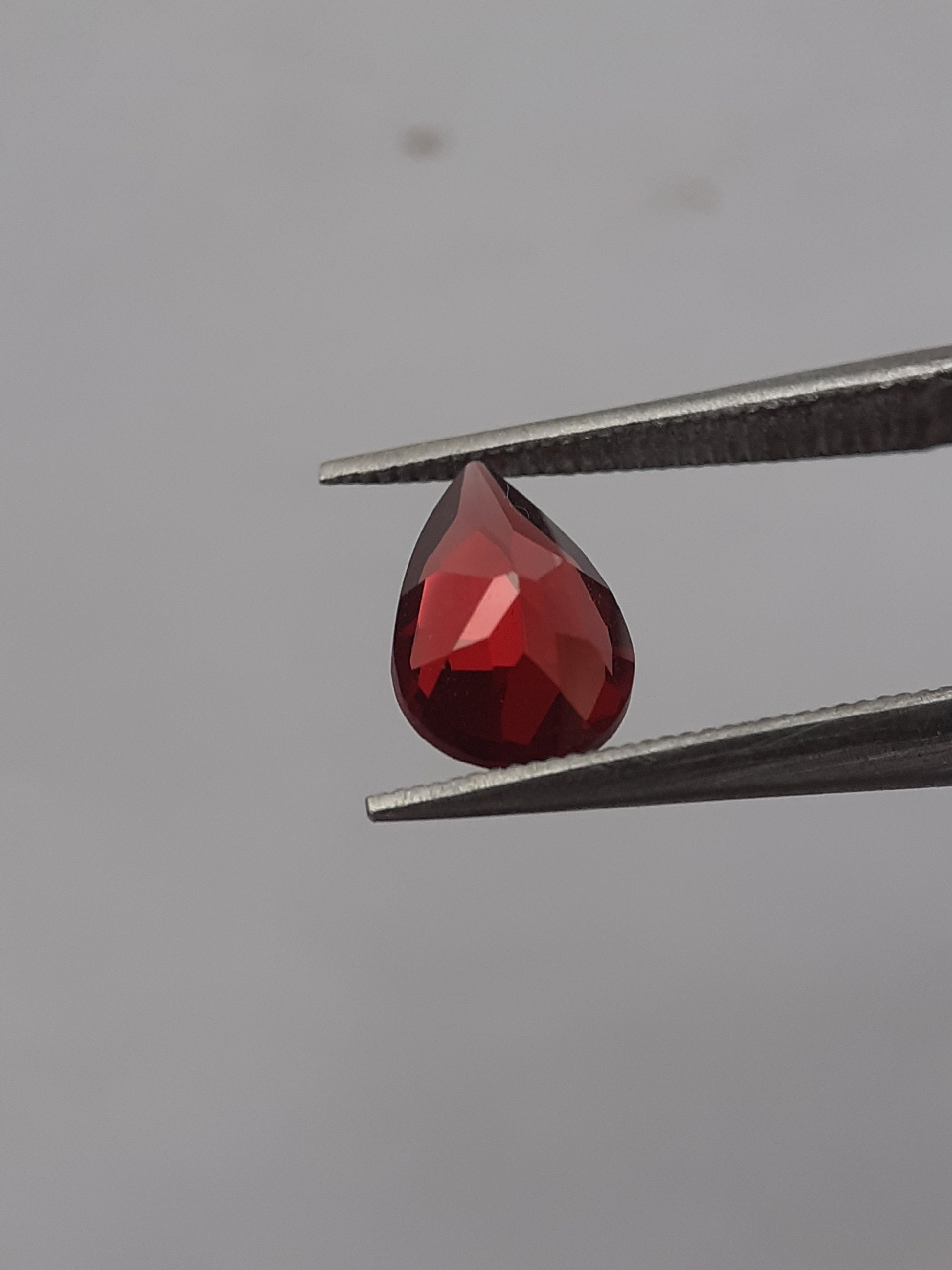 Natural red Rhodolite Garnet - 0.939 ct - pear - unheated - certified natural - Natural Gems Belgium