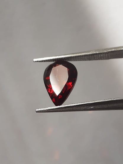 Natural red Rhodolite Garnet - 1.493 ct - pear - unheated - certified natural - Natural Gems Belgium