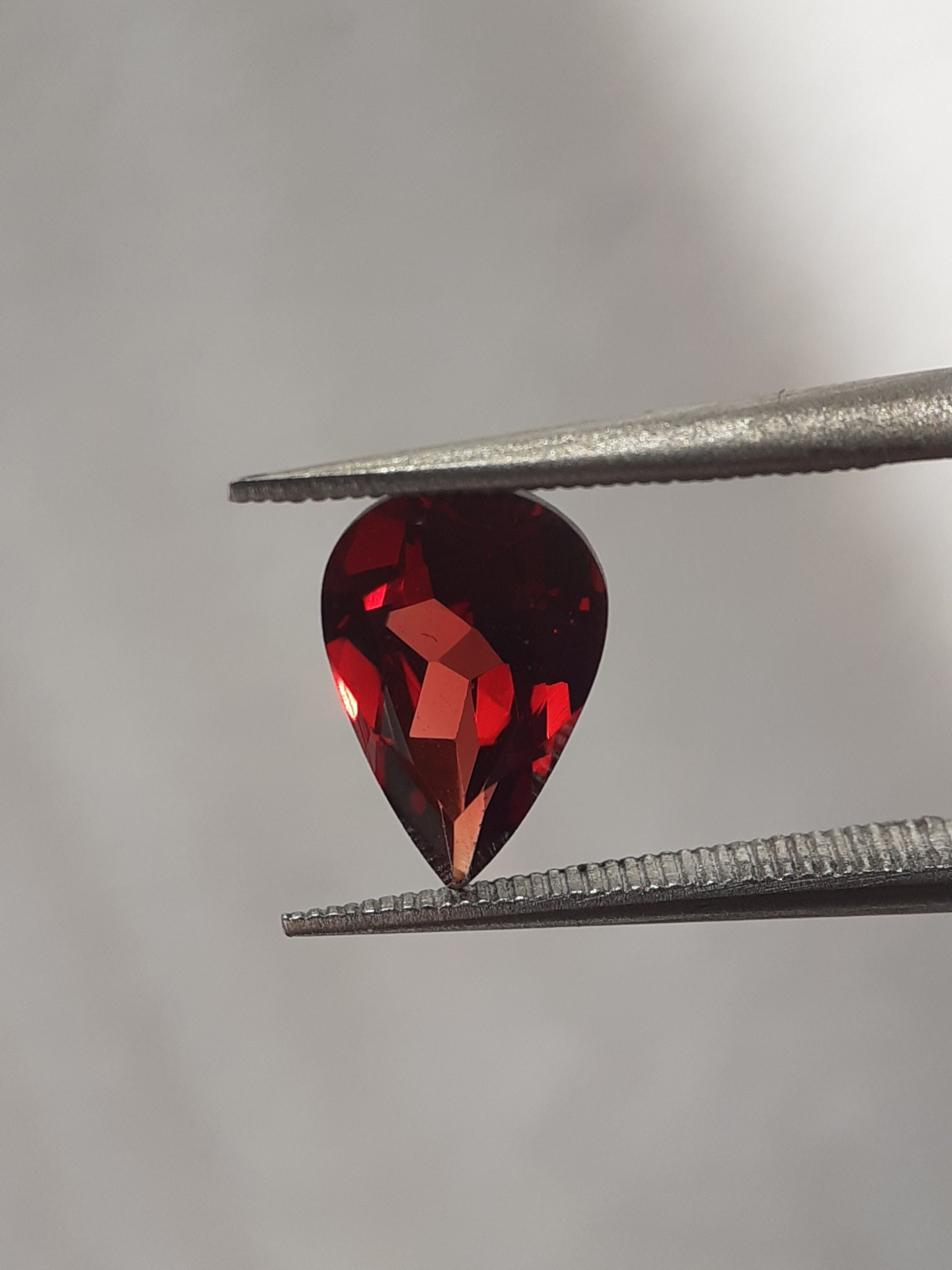 Natural red Rhodolite Garnet - 1.493 ct - pear - unheated - certified natural - Natural Gems Belgium