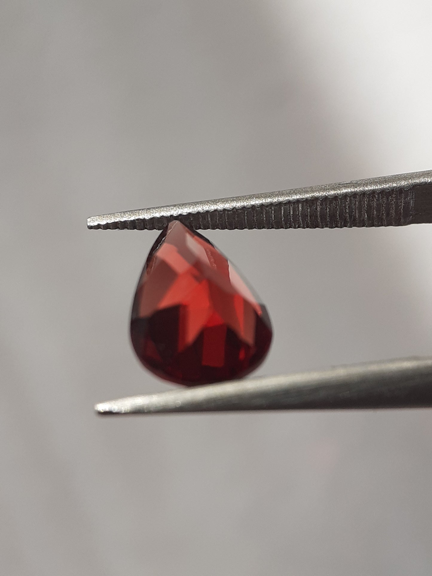 Natural red Rhodolite Garnet - 1.493 ct - pear - unheated - certified natural - Natural Gems Belgium