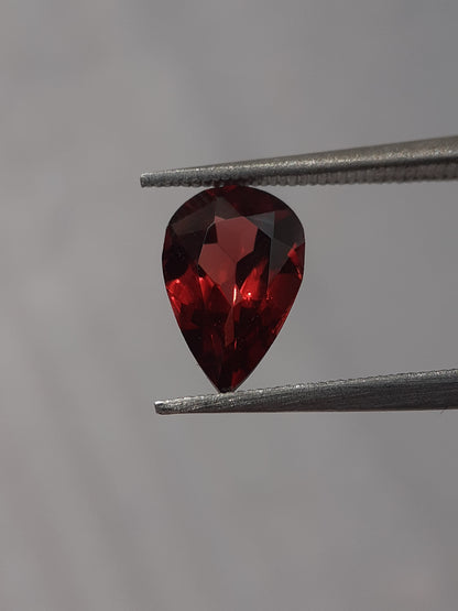 Natural red Rhodolite Garnet - 1.289 ct - pear - unheated - certified natural - Natural Gems Belgium