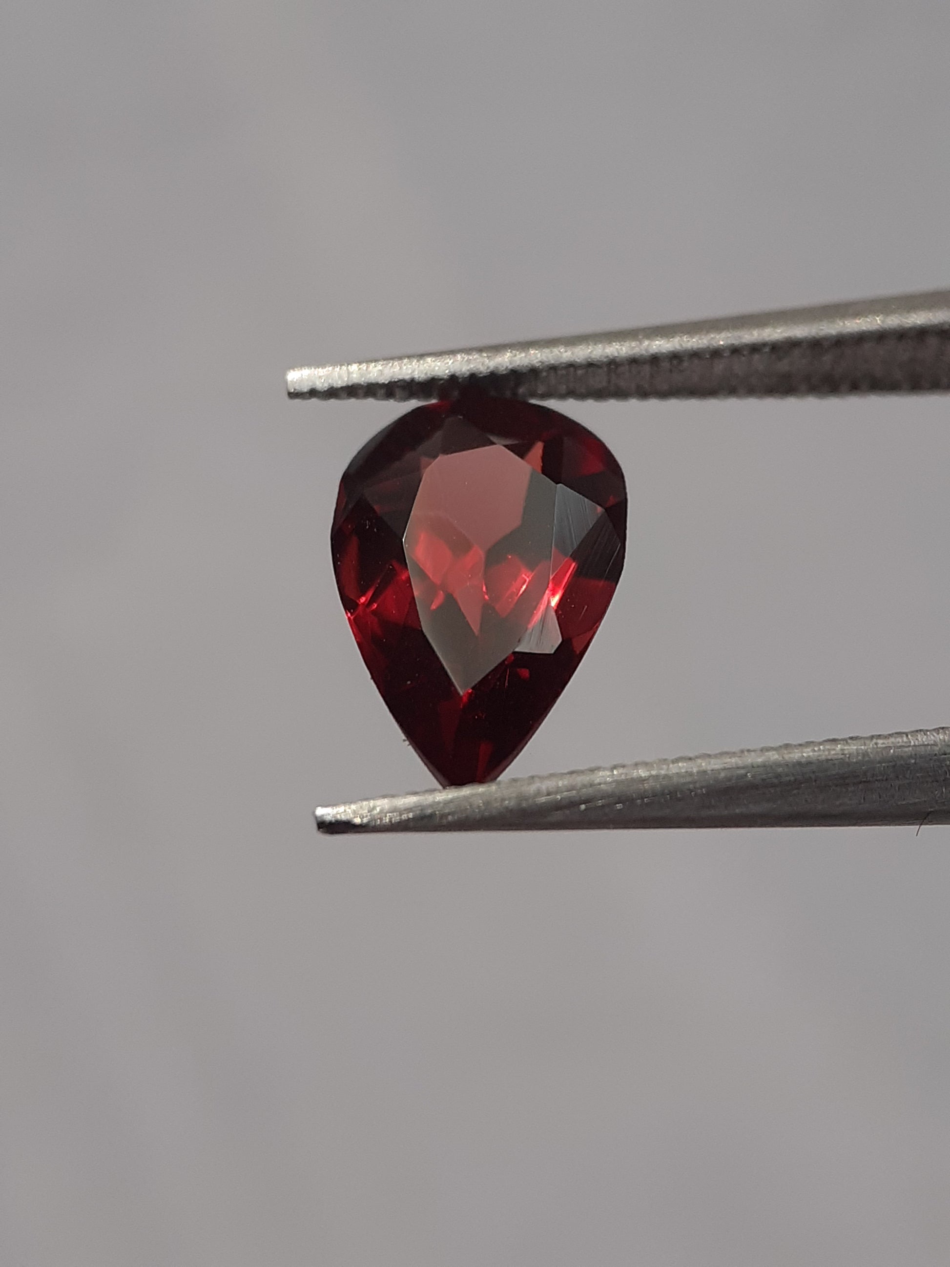 Natural red Rhodolite Garnet - 1.289 ct - pear - unheated - certified natural - Natural Gems Belgium