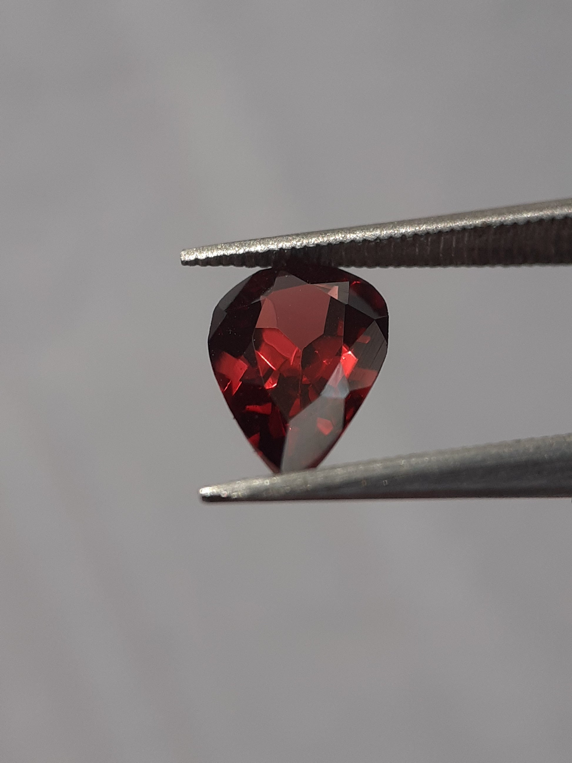 Natural red Rhodolite Garnet - 1.289 ct - pear - unheated - certified natural - Natural Gems Belgium