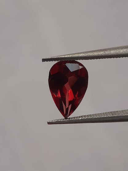 Natural red Rhodolite Garnet - 1.289 ct - pear - unheated - certified natural - Natural Gems Belgium