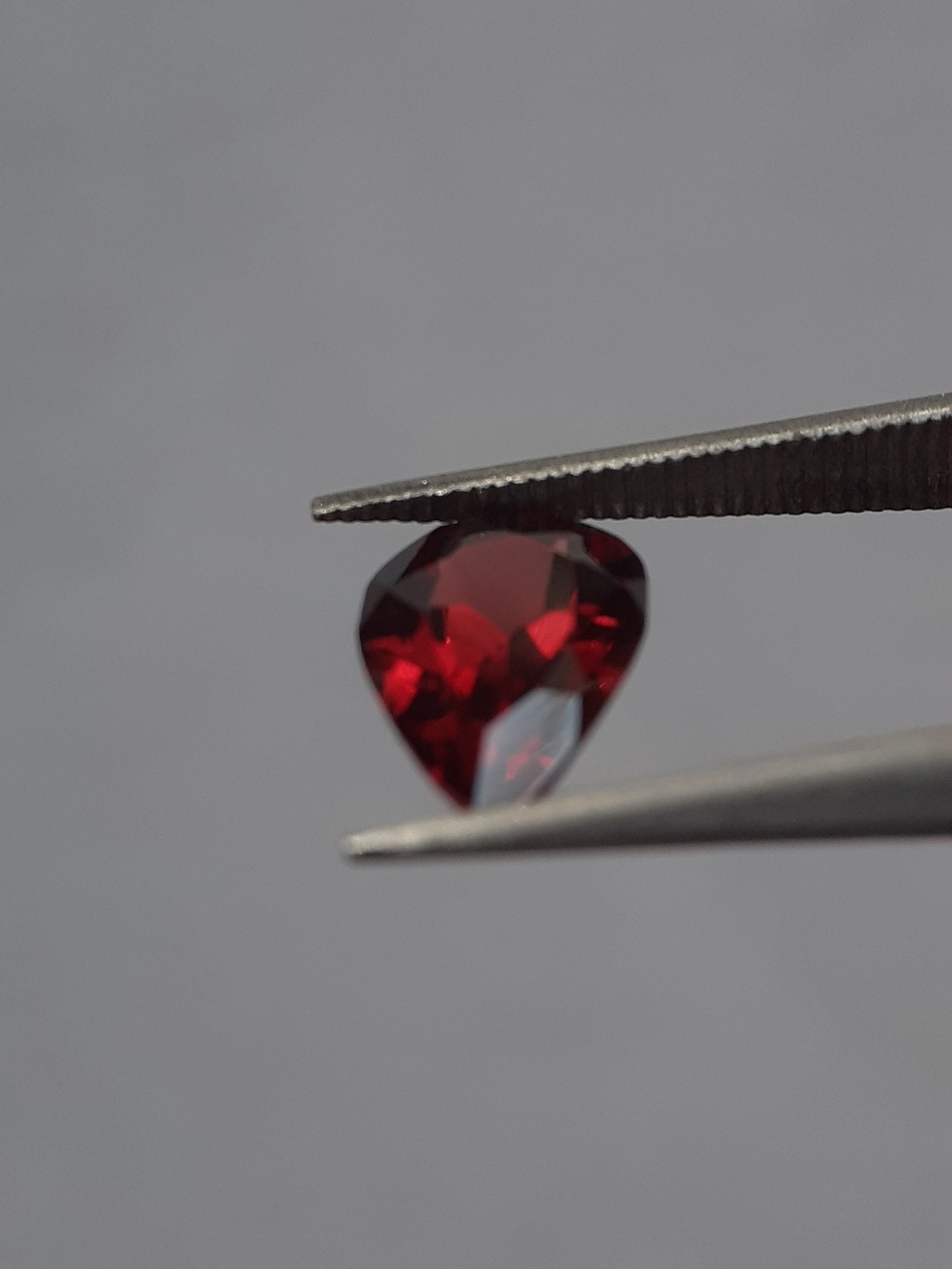 Natural red Rhodolite Garnet - 1.289 ct - pear - unheated - certified natural - Natural Gems Belgium