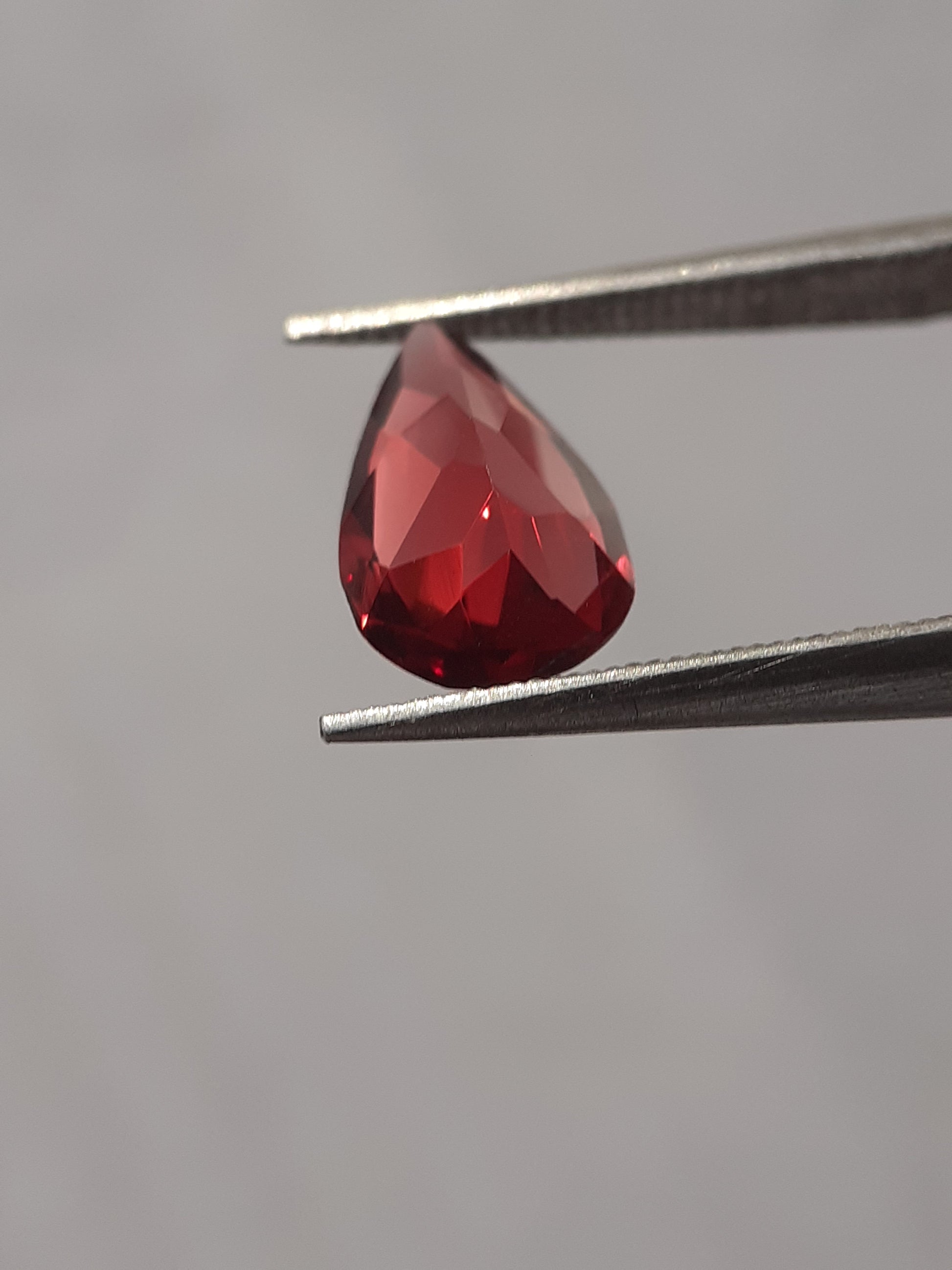 Natural red Rhodolite Garnet - 1.289 ct - pear - unheated - certified natural - Natural Gems Belgium