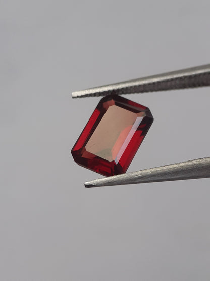 Natural red Rhodolite Garnet - 1.256 ct - octagon - unheated - certified natural - Natural Gems Belgium