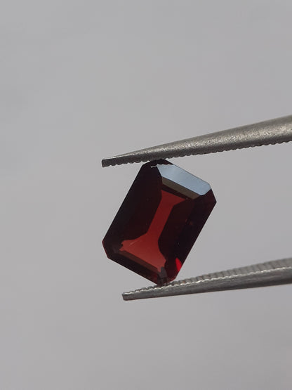 Natural red Rhodolite Garnet - 1.256 ct - octagon - unheated - certified natural - Natural Gems Belgium