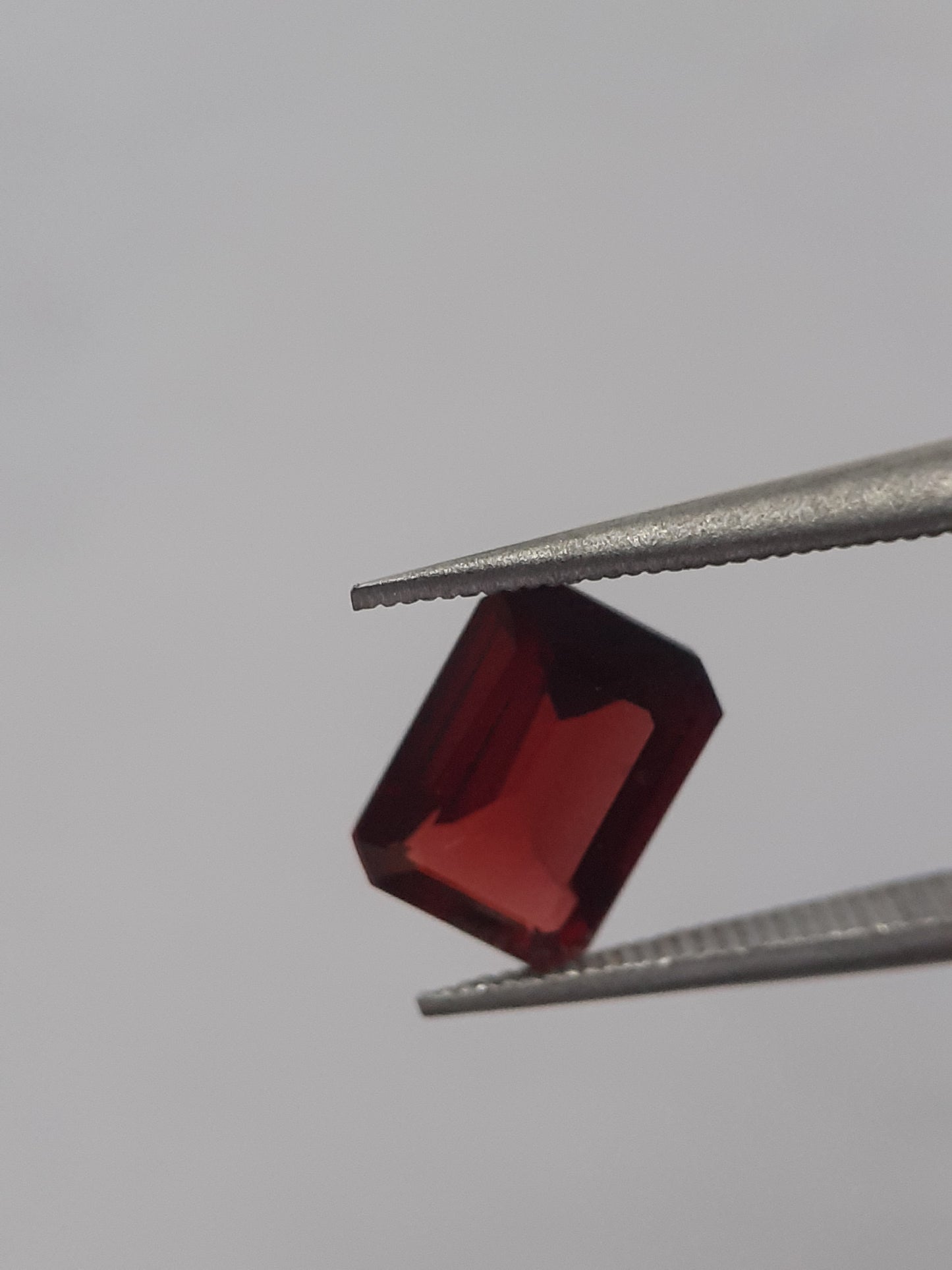 Natural red Rhodolite Garnet - 1.256 ct - octagon - unheated - certified natural - Natural Gems Belgium